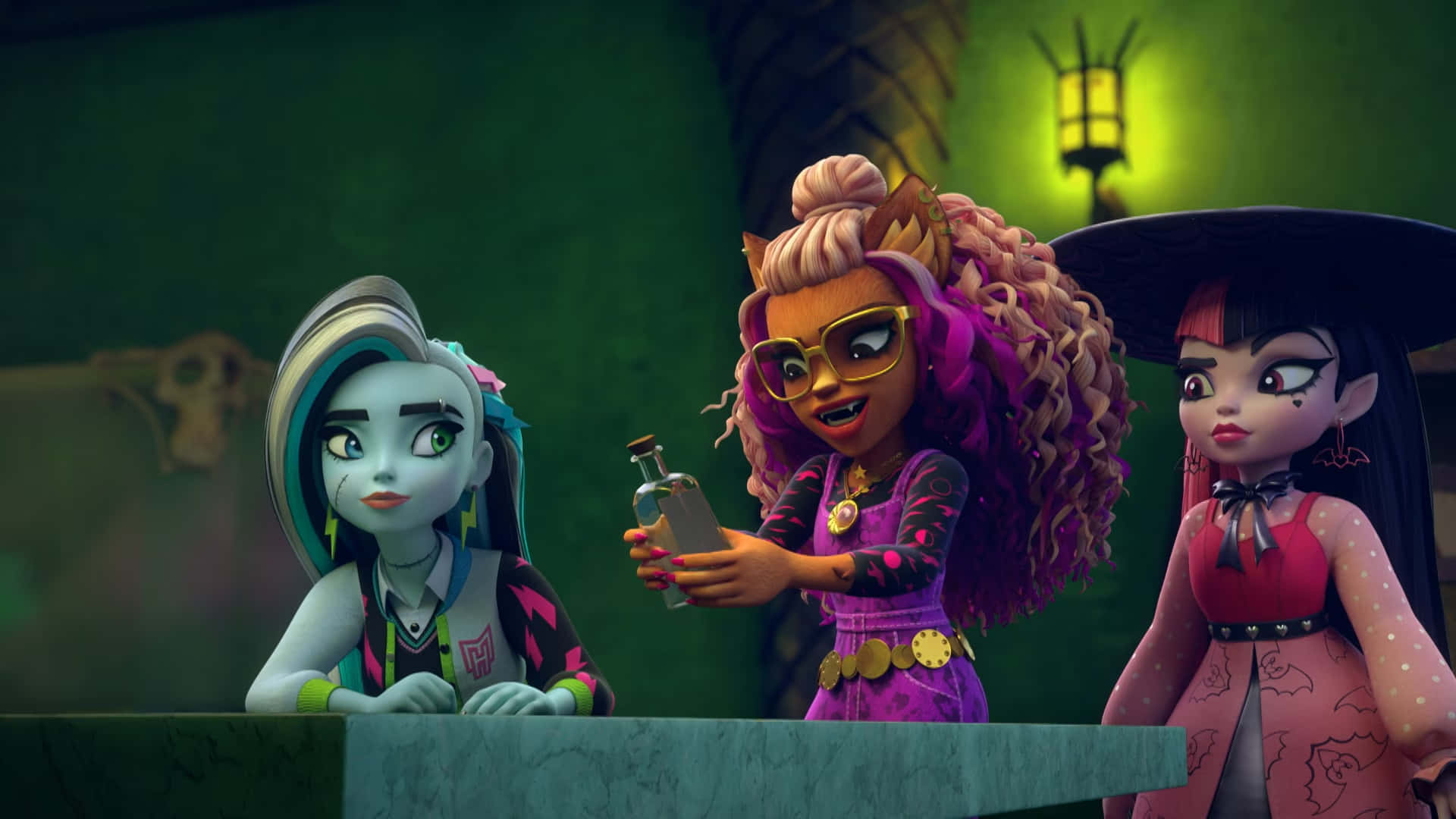 Monster High 桌布 壁紙 — 三個動畫怪物女孩在一個昏暗的綠色房間裡，其中一個拿著藥水瓶。