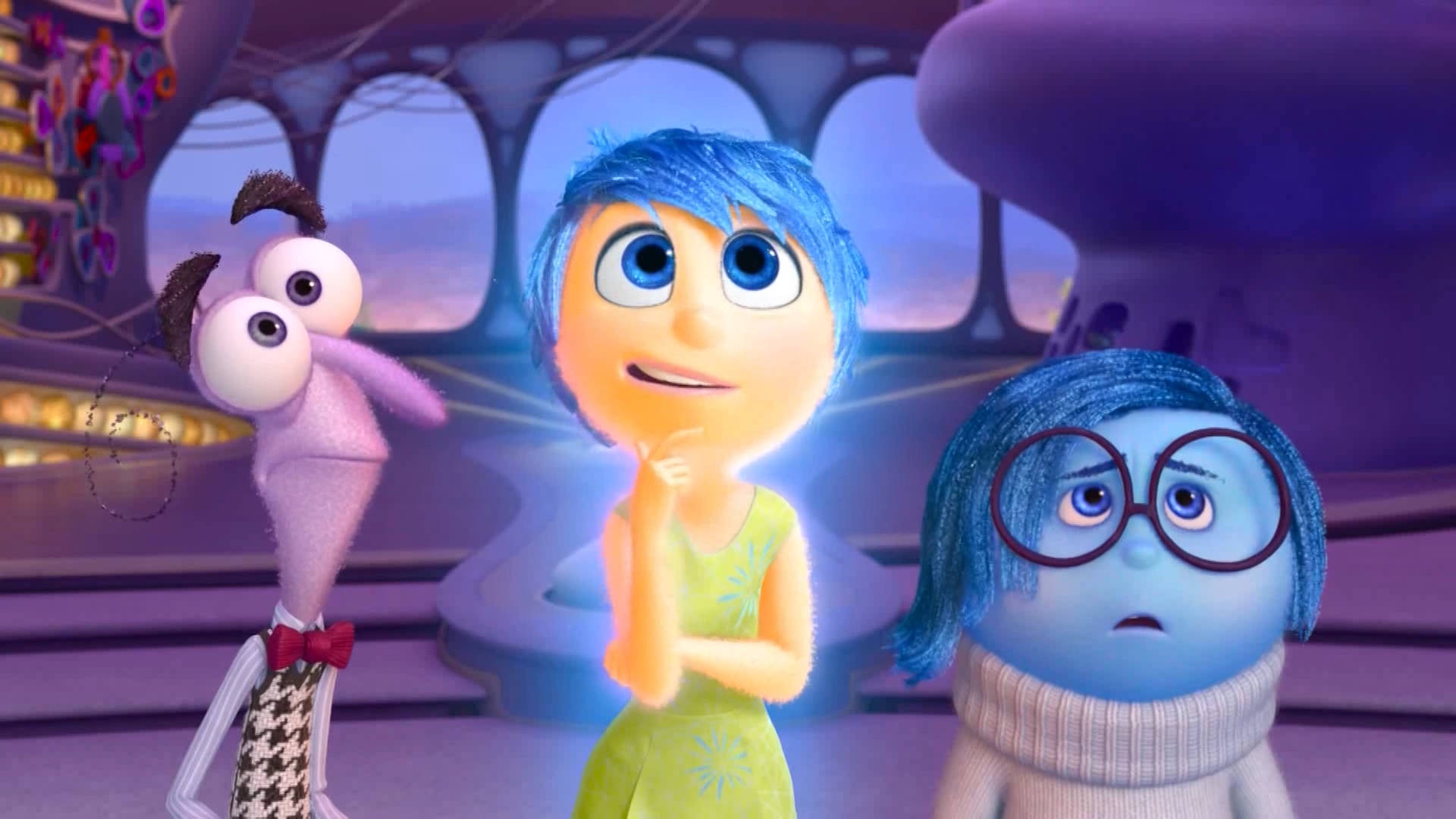 Joy Inside Out 桌布 壁紙 — 三個動畫情緒角色站在一個發光的紫色控制室中，大窗戶顯示出黃昏的天空。