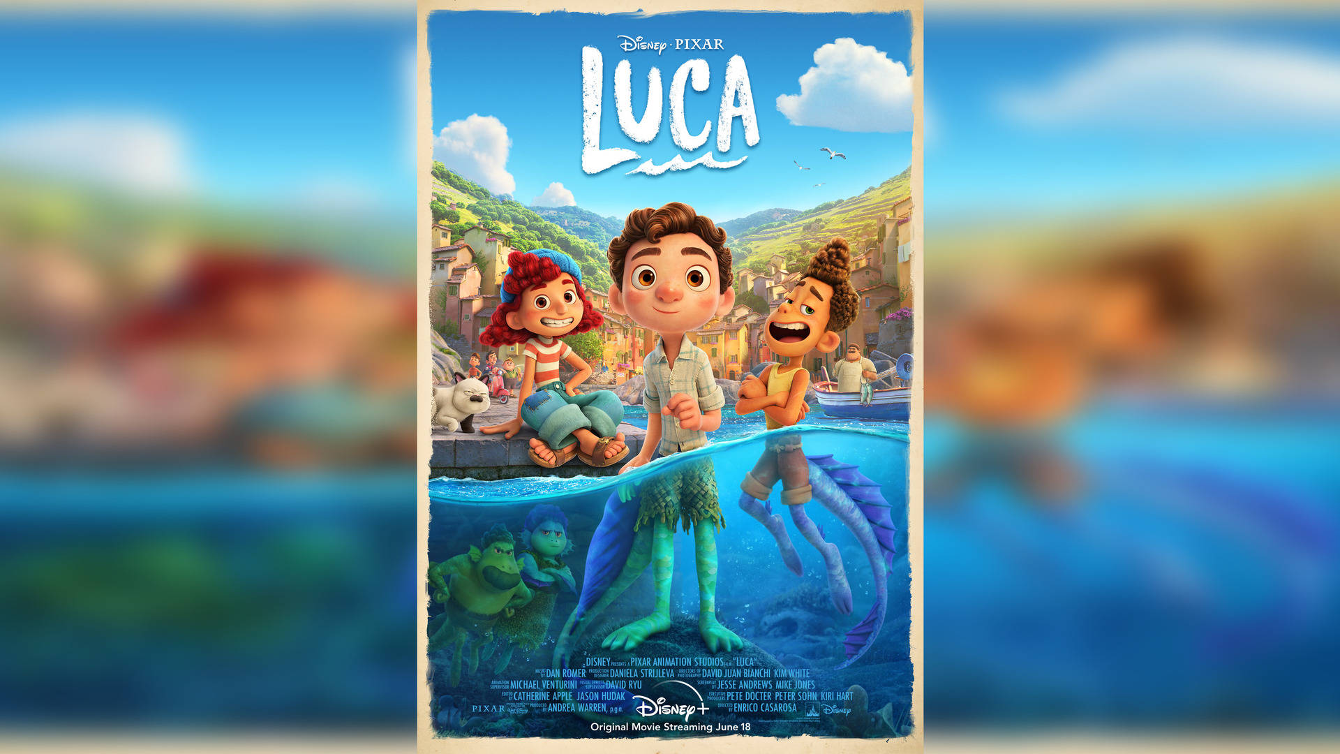 Luca 桌布 壁紙 — 三個動畫海洋生物，上半身是人類，下半身是魚尾，坐在陽光普照的沿海小鎮的碼頭上。