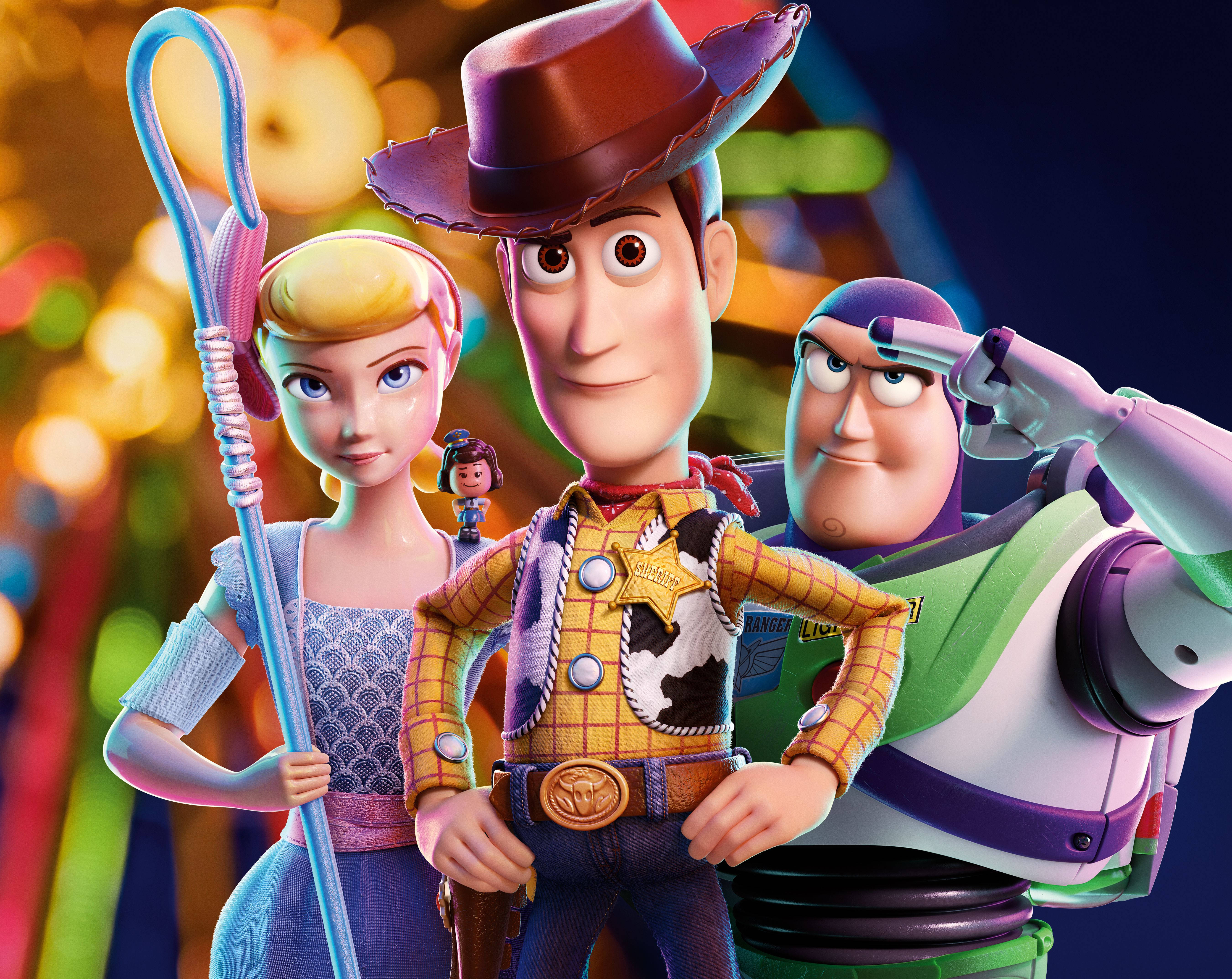 Toy Story 4 桌布 壁紙 — 三個動畫玩具角色：牛仔、警長、太空人和女孩，一起站在色彩繽紛的散景背景前。