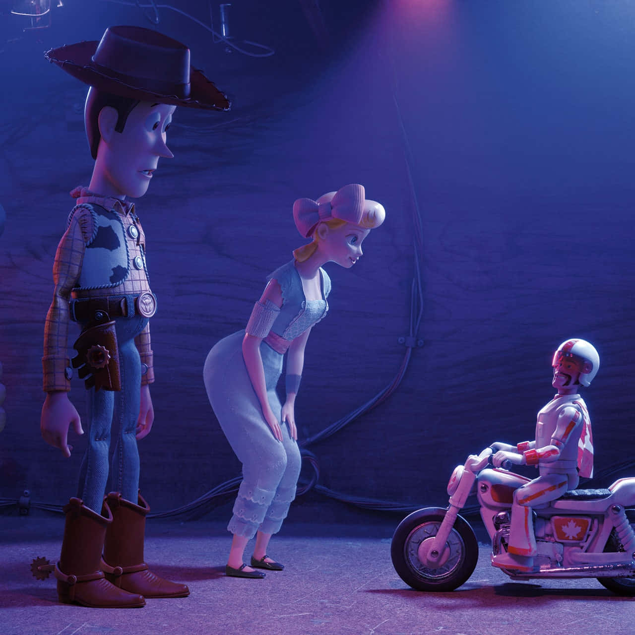 Toy Story 4 桌布 壁紙 — 三個動畫玩具角色在戲劇性的藍色舞台燈光下：一個牛仔、一個女孩和一個摩托車手。