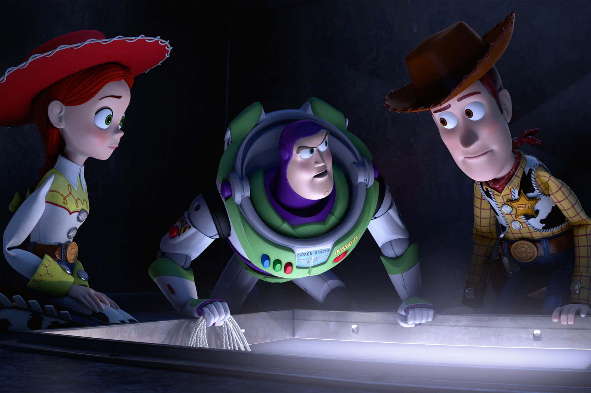Toy Story 4 桌布 壁紙 — 三個動畫玩具角色穿著牛仔裝備，在昏暗的房間裡專注地凝視著發光的表面。