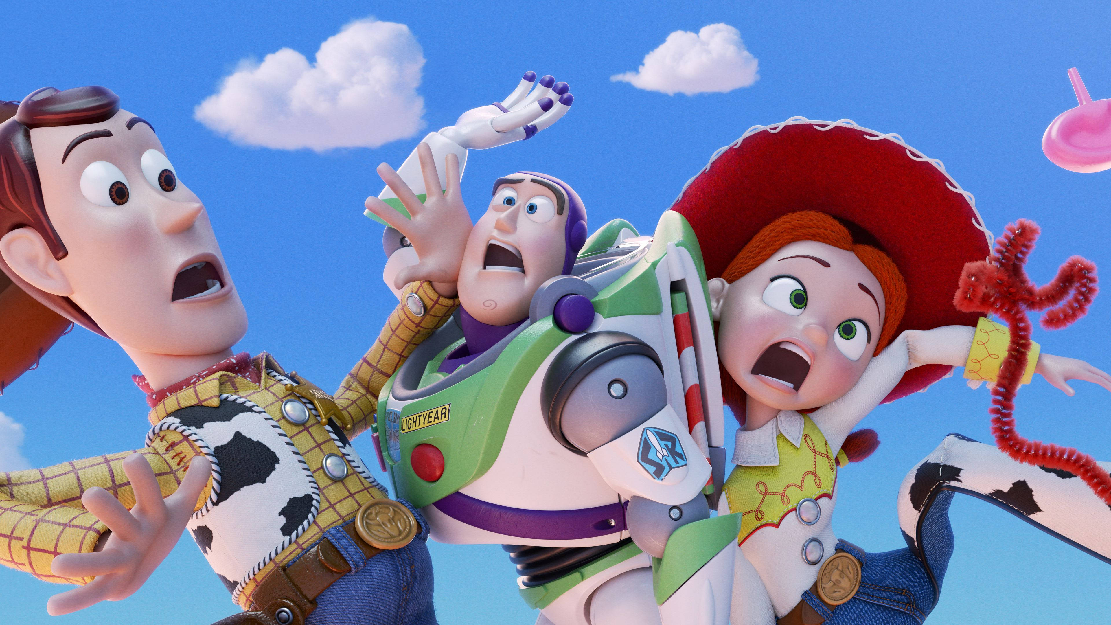 Toy Story 4 桌布 壁紙 — 三個動畫玩具角色穿著牛仔裝備，在藍天白雲下顯得震驚。