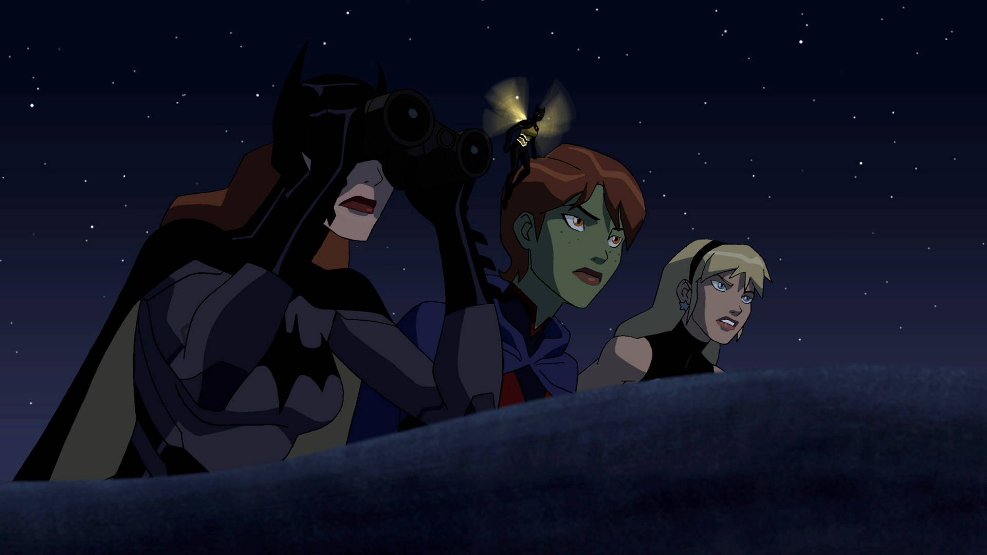 Young Justice 桌布 壁紙 — 三個動畫義警在繁星點點的夜空下，用雙筒望遠鏡和頭燈窺視積雪的山脊。