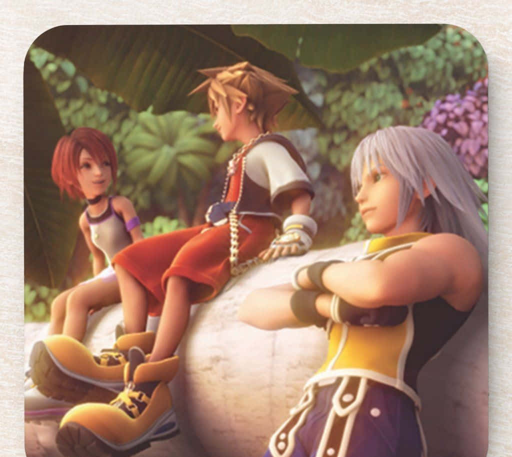 Kingdom Hearts Kairi 桌布 壁紙 — 三個動畫角色一起坐在一塊岩石上，身處一個茂密的叢林環境，有充滿活力的綠色樹葉和紫色花朵。