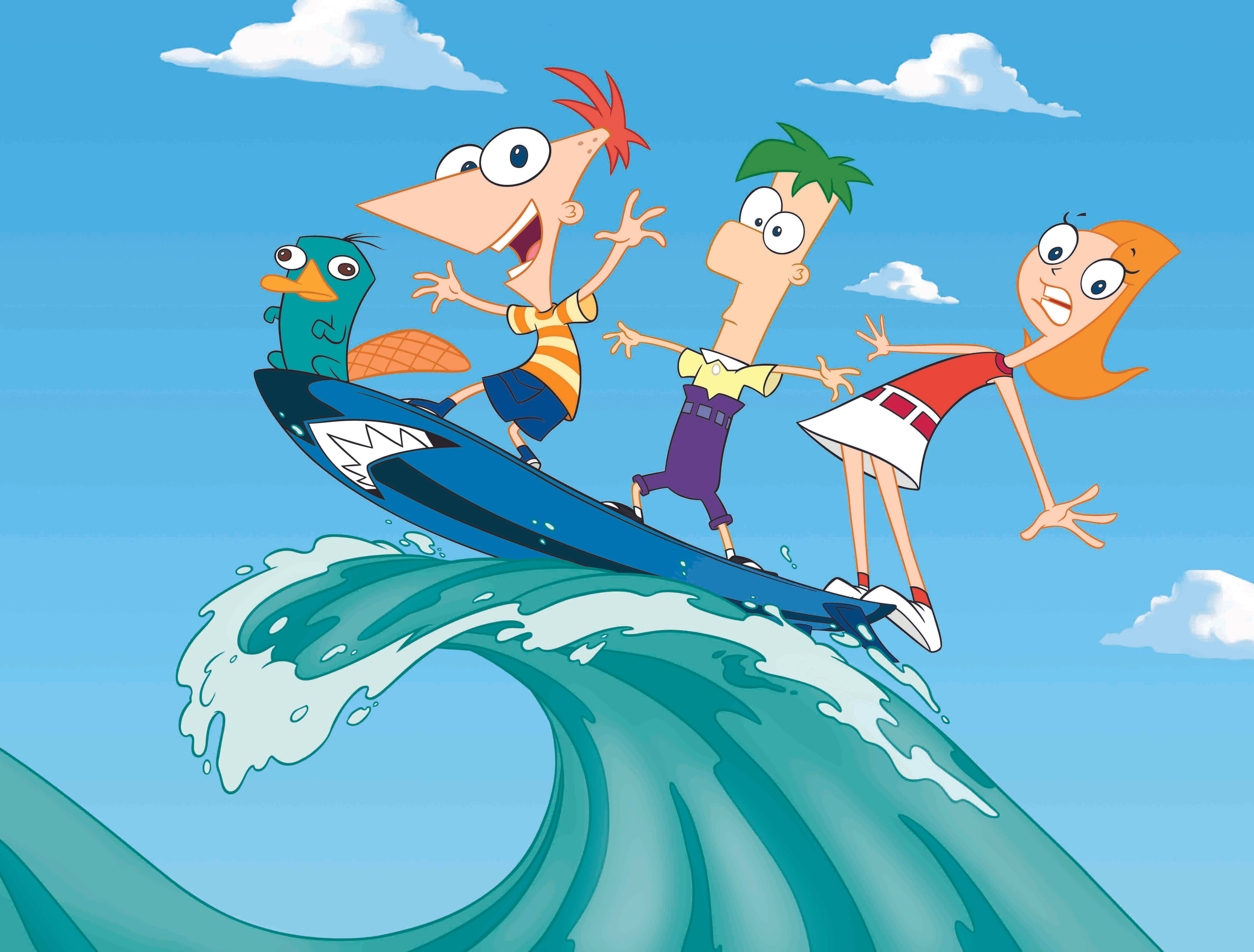Ferb 桌布 壁紙 — 三個動畫角色和一隻鴨嘴獸在明亮的藍天下，愉快地騎著一個帶有鯊魚牙齒的衝浪板，在碧綠色的波浪上。