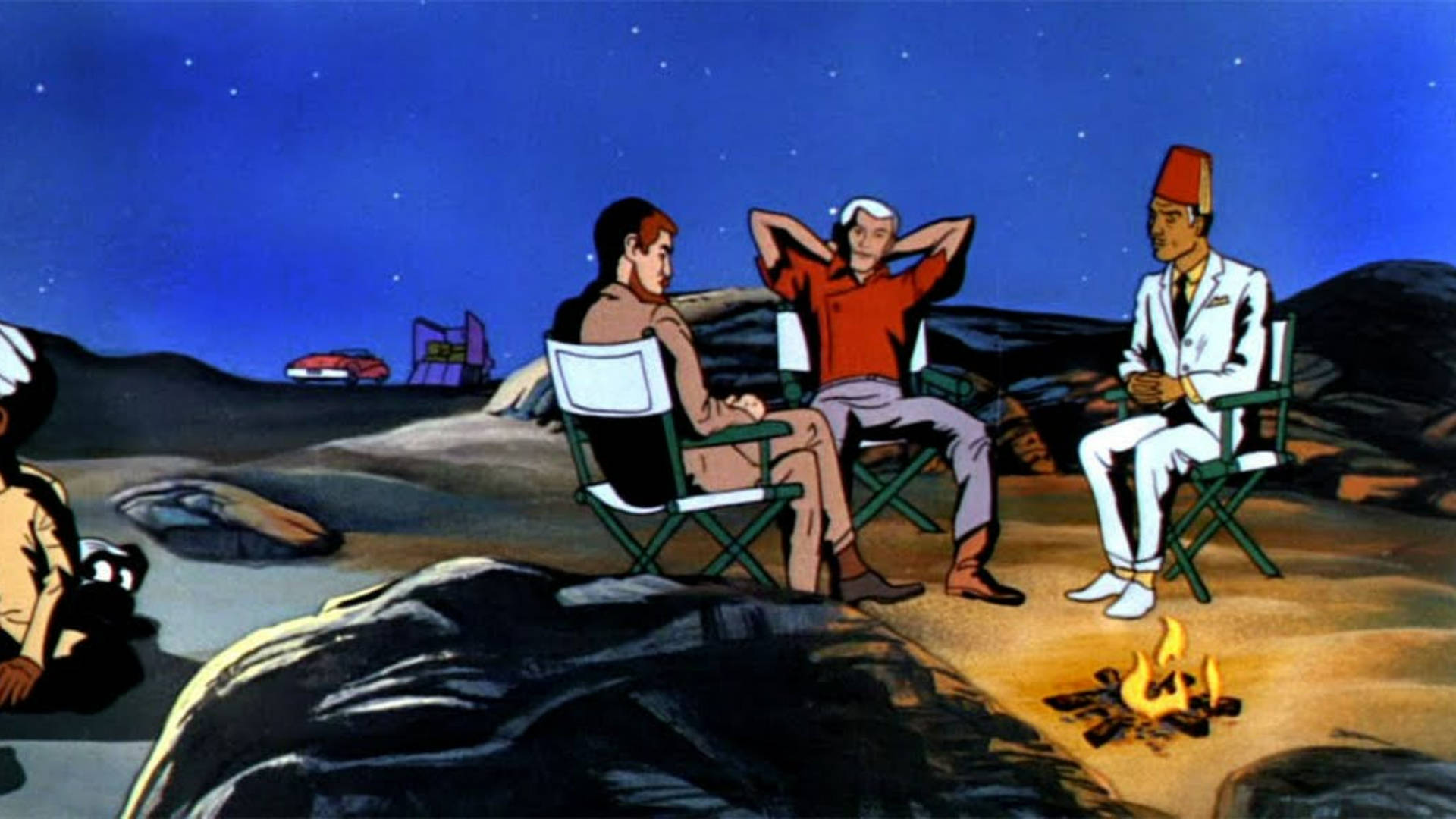 桌布 壁紙 — 三個動畫角色在星空沙漠夜空下的營火旁，坐在摺疊椅上放鬆。