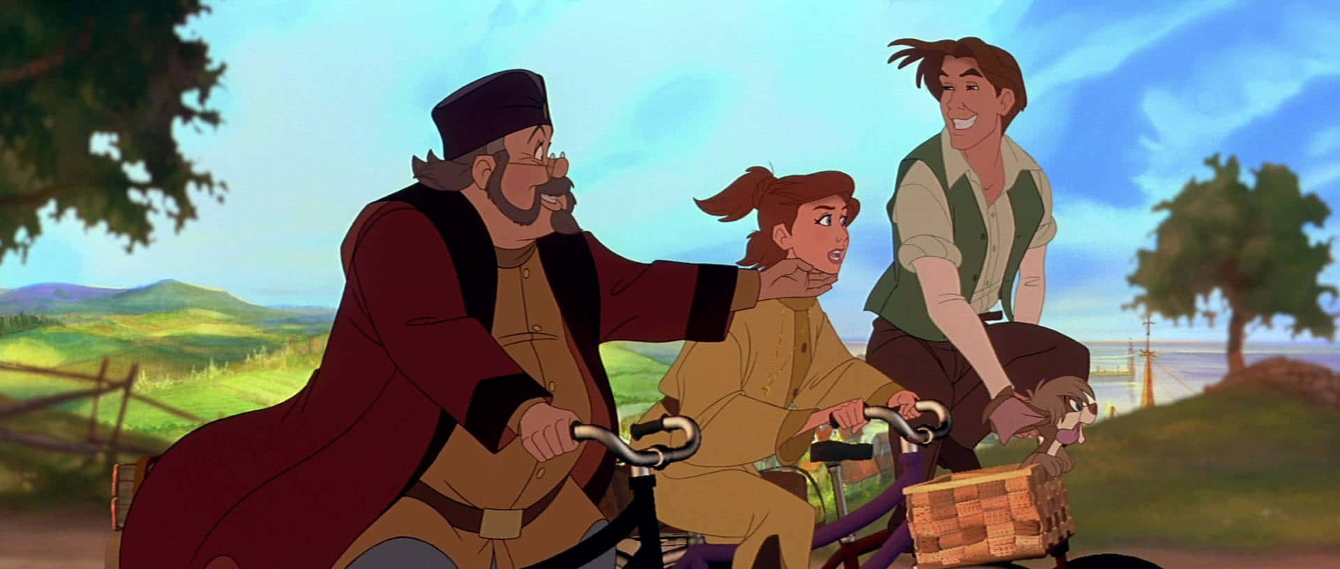 Anastasia 桌布 壁紙 — 三個動畫角色在陽光明媚的鄉村中快樂地騎著腳踏車，穿過起伏的綠色山丘和樹木。