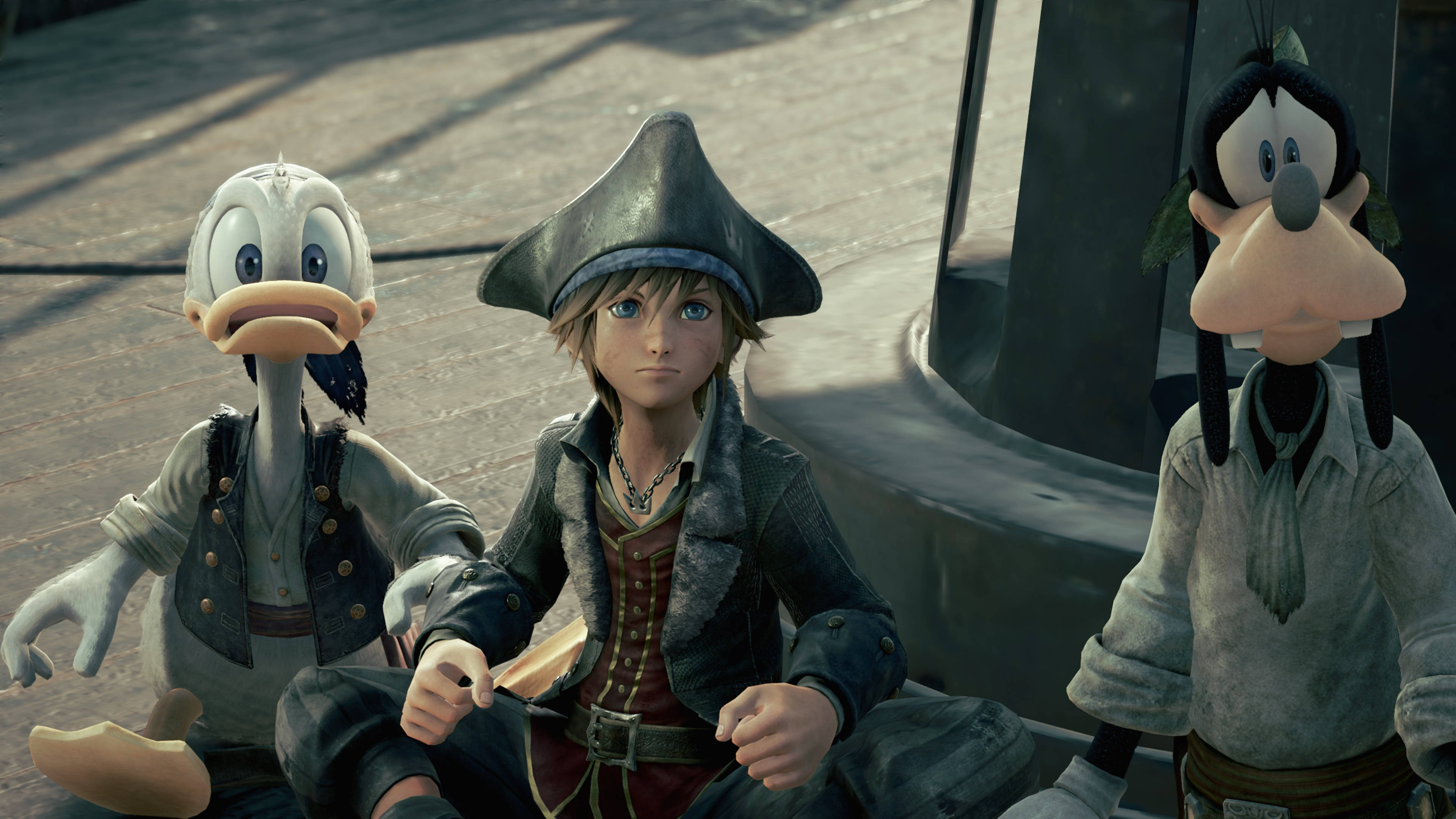 Kingdom Hearts 3 桌布 壁紙 — 三個動畫角色穿著海盜服裝，在明亮的日光下一同坐在木甲板上。
