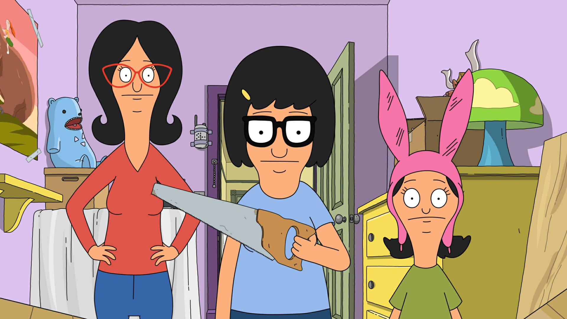 tina belcher 桌布 壁紙 — 三個動畫角色站在一個色彩繽紛的房間裡，其中一個拿著鋸子，表情嚴肅。