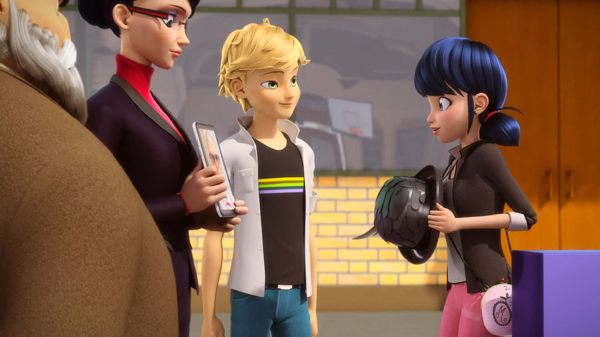 Miraculous Ladybug Adrien 桌布 壁紙 — 三個動畫角色站在學校走廊，背景可見一個籃球框。