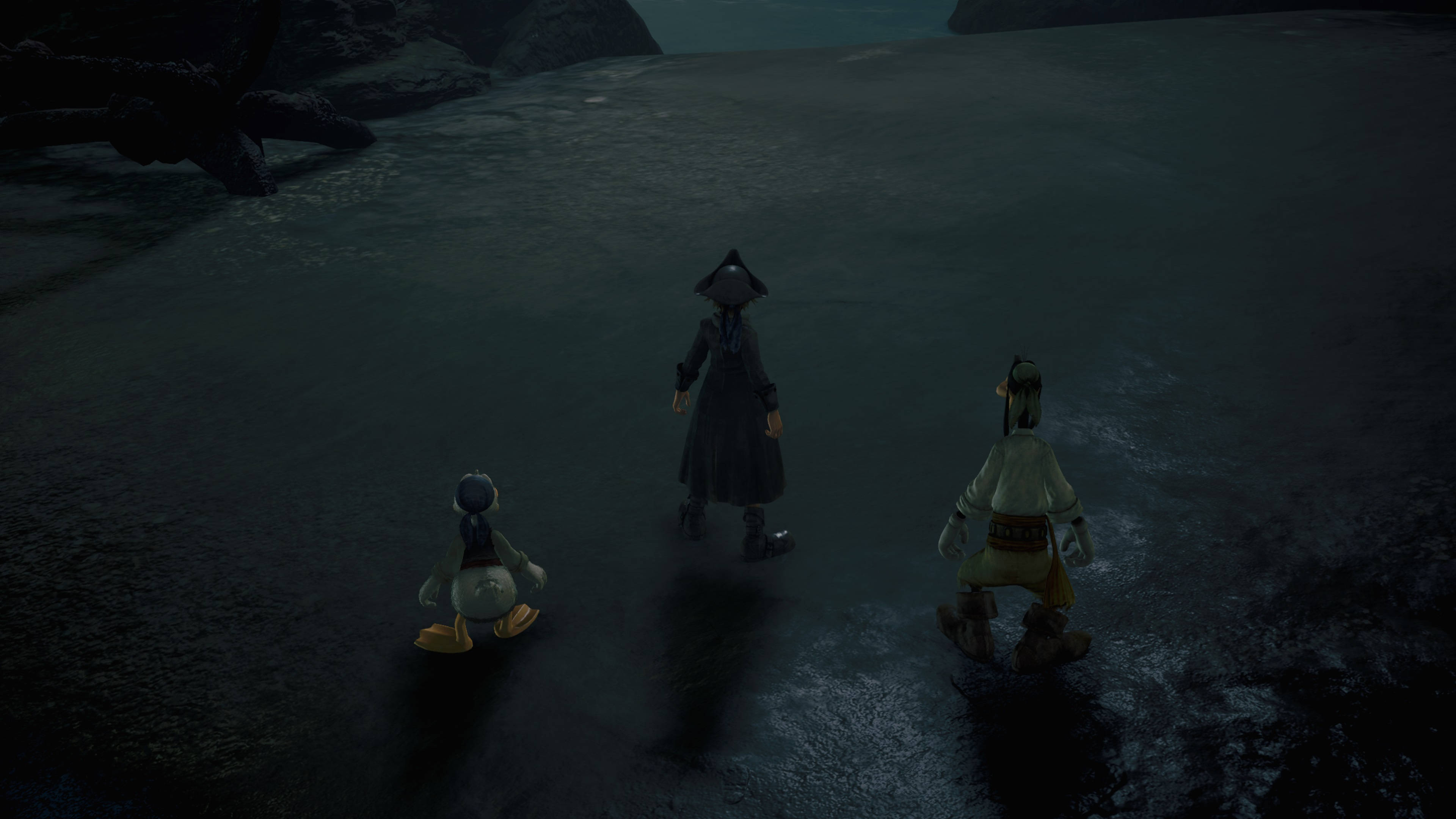Kingdom Hearts 3 桌布 壁紙 — 三個動畫角色站在昏暗燈光下岩石海岸附近的黑暗反光表面上。