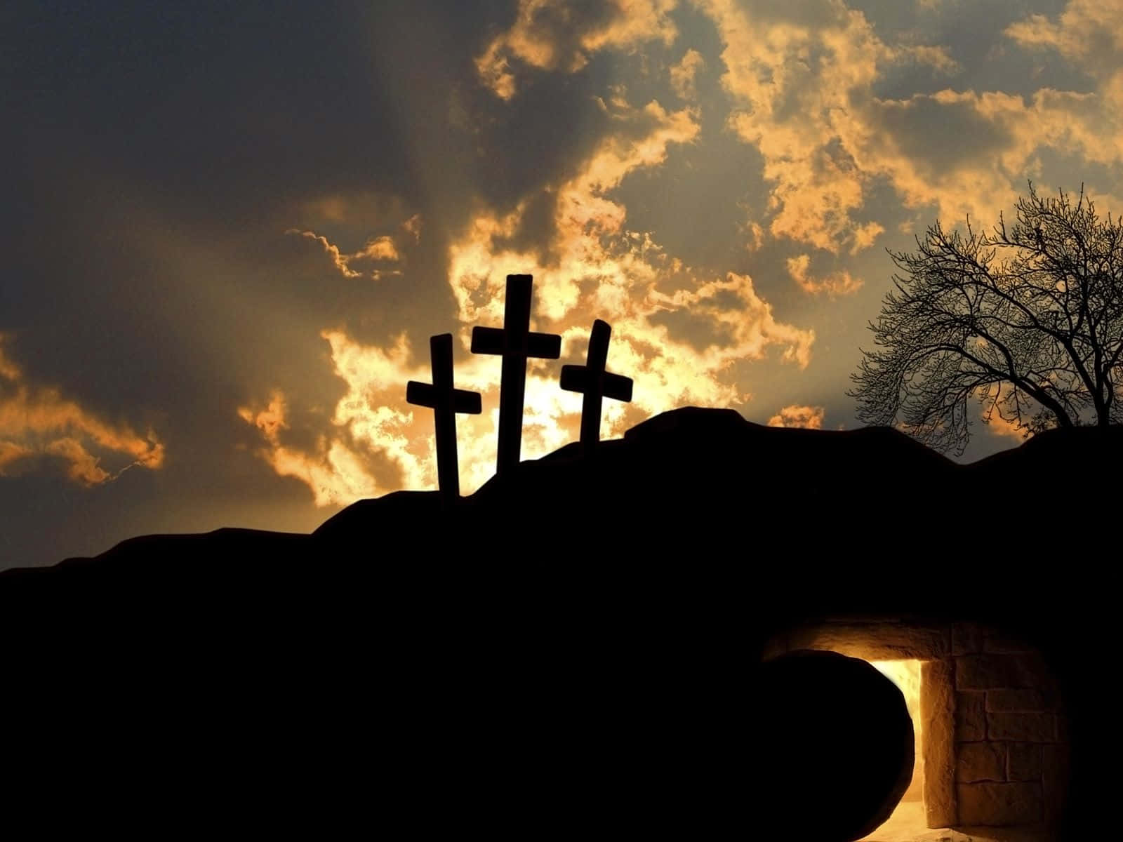 Empty Tomb 桌布 壁紙 — 三個十字架在日落時分以剪影矗立在山頂上，下方有一個發光的墓碑入口。