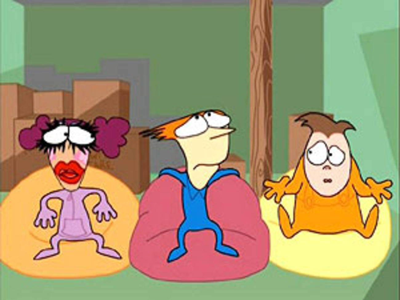 Animated 桌布 壁紙 — 三個卡通人物坐在一個有紙箱和木柱的房間裡的豆袋椅上。