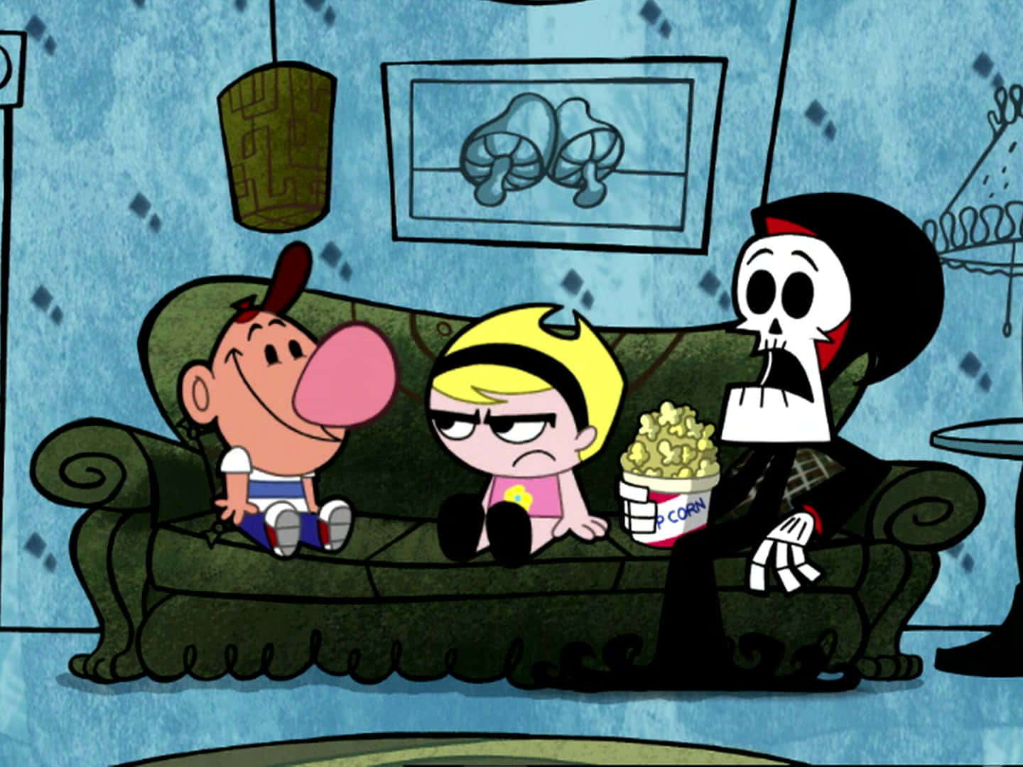 the grim adventures of billy and mandy 桌布 壁紙 — 三個卡通人物坐在藍色牆壁客廳的綠色沙發上，一個拿著爆米花，另一個看起來不耐煩。