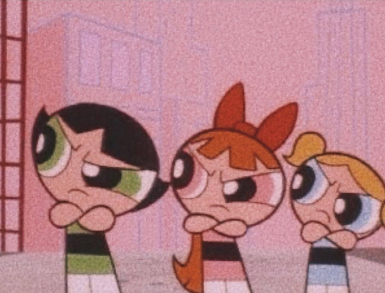 Powerpuff Girls 桌布 壁紙 — 三個卡通女孩帶著憤怒的表情在粉紅色的城市小巷中交叉雙臂。
