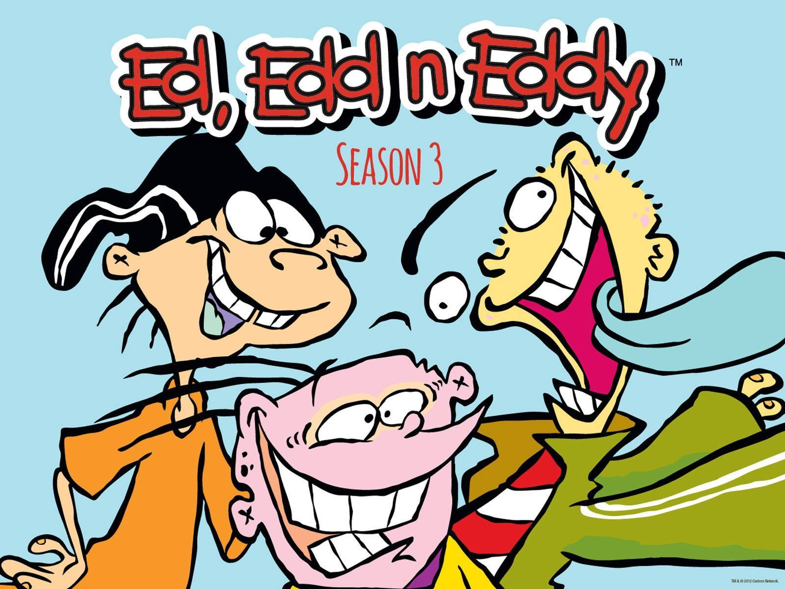 ed 桌布 壁紙 — 三個卡通男孩，帶著誇張的笑容和凌亂的頭髮，在淺藍色背景前愉快地擺姿勢。