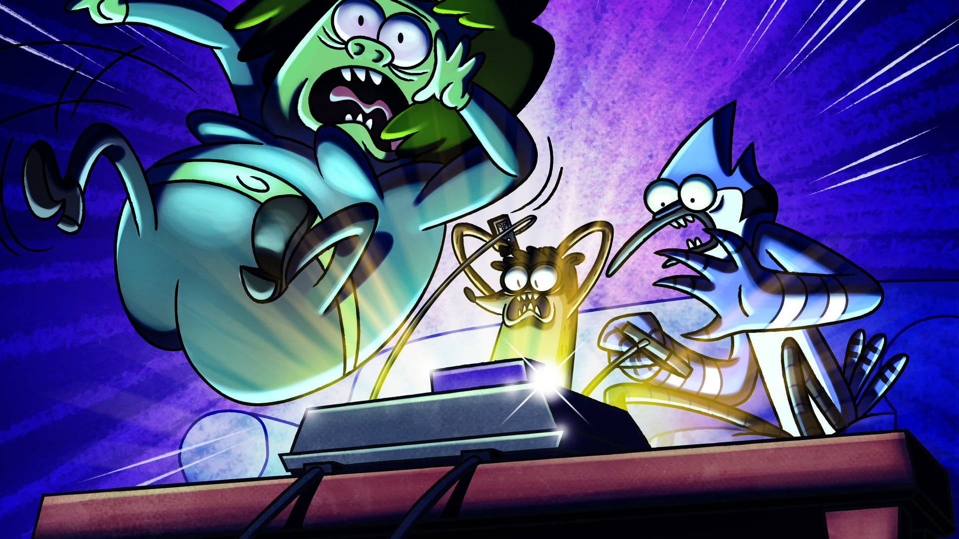 mordecai and rigby 桌布 壁紙 — 三個卡通角色以動態動漫風格對紫色背景書桌上的一個發光裝置表現出震驚和恐懼的反應。