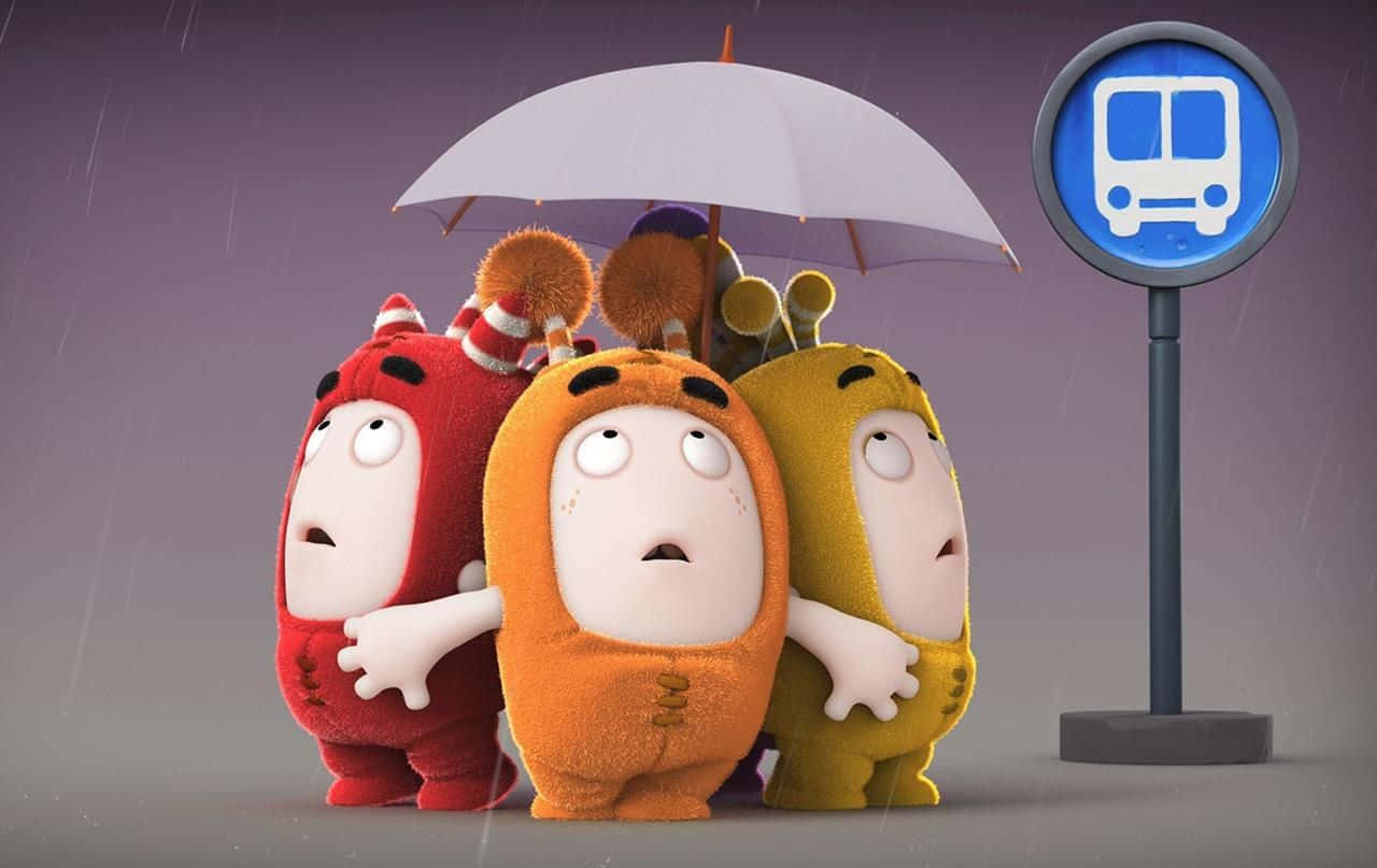 Oddbods 桌布 壁紙 — 三個卡通角色穿著紅色、橙色和黃色雨衣，在雨中擠在白色雨傘下等公車。
