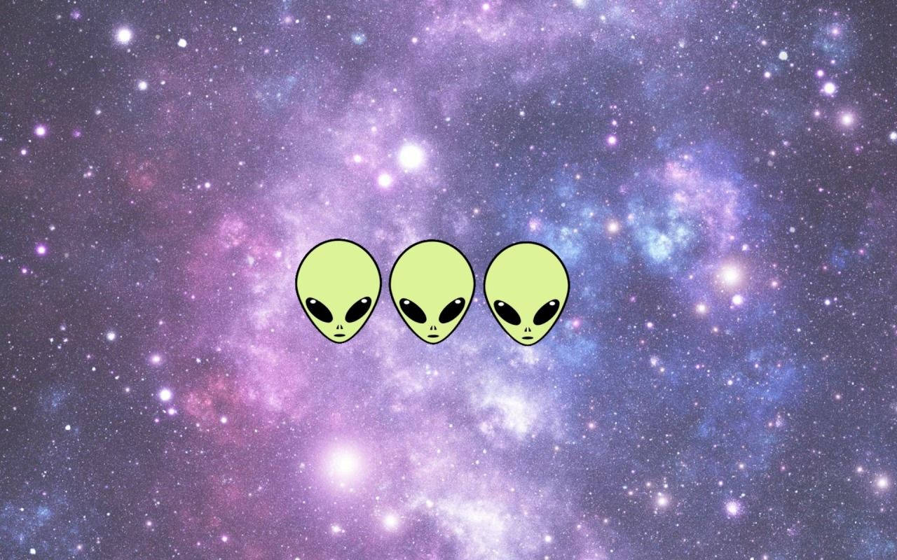 外星人 桌布 壁紙 — 三個卡通風格的綠色外星人漂浮在充滿星星的鮮豔紫色和藍色宇宙星雲前。