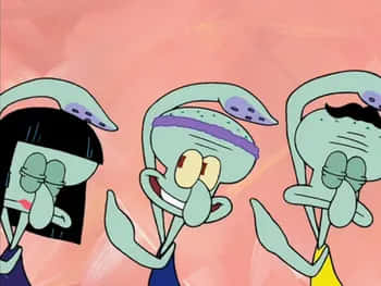 Squidward 桌布 壁紙 — 三個卡通魷魚角色，表情誇張，並排站在柔和的粉紅色背景前。