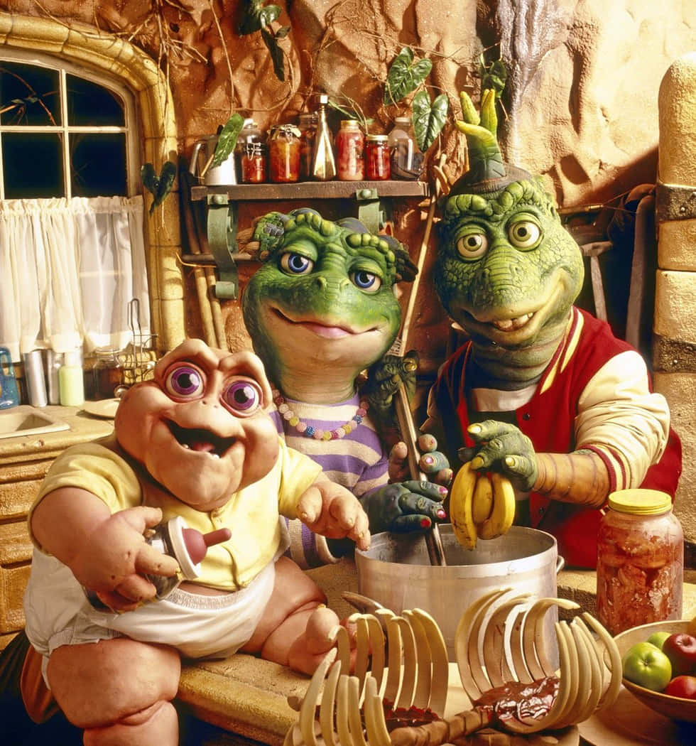 puppet 桌布 壁紙 — 三個古怪的綠色沼澤生物在鄉村風格的廚房裡，帶著喜悅的表情準備食物。