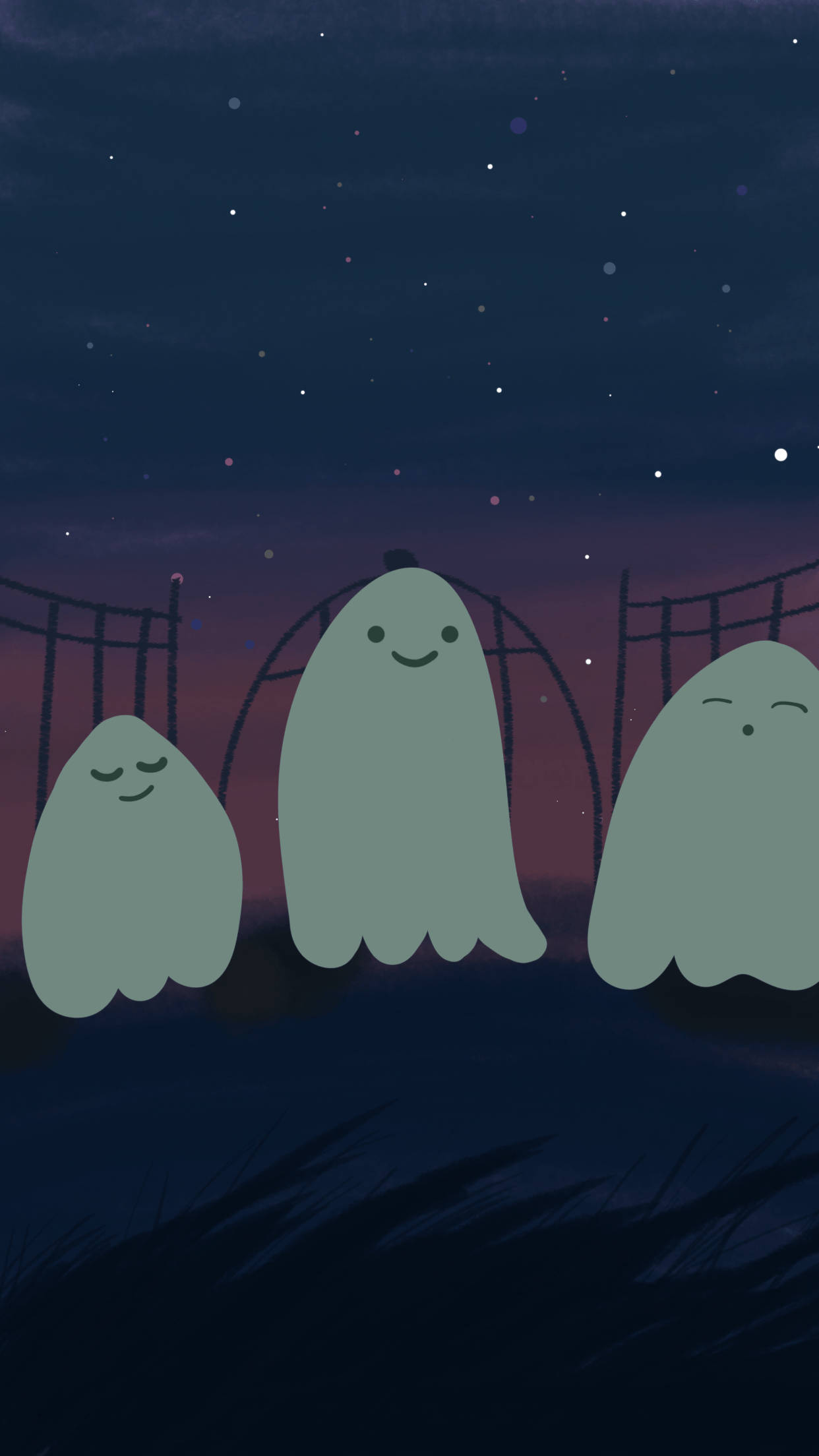 鬼魂 桌布 壁紙 — 三個可愛微笑的幽靈在繁星點點的暮色天空下平靜地漂浮，身後有籬笆剪影。