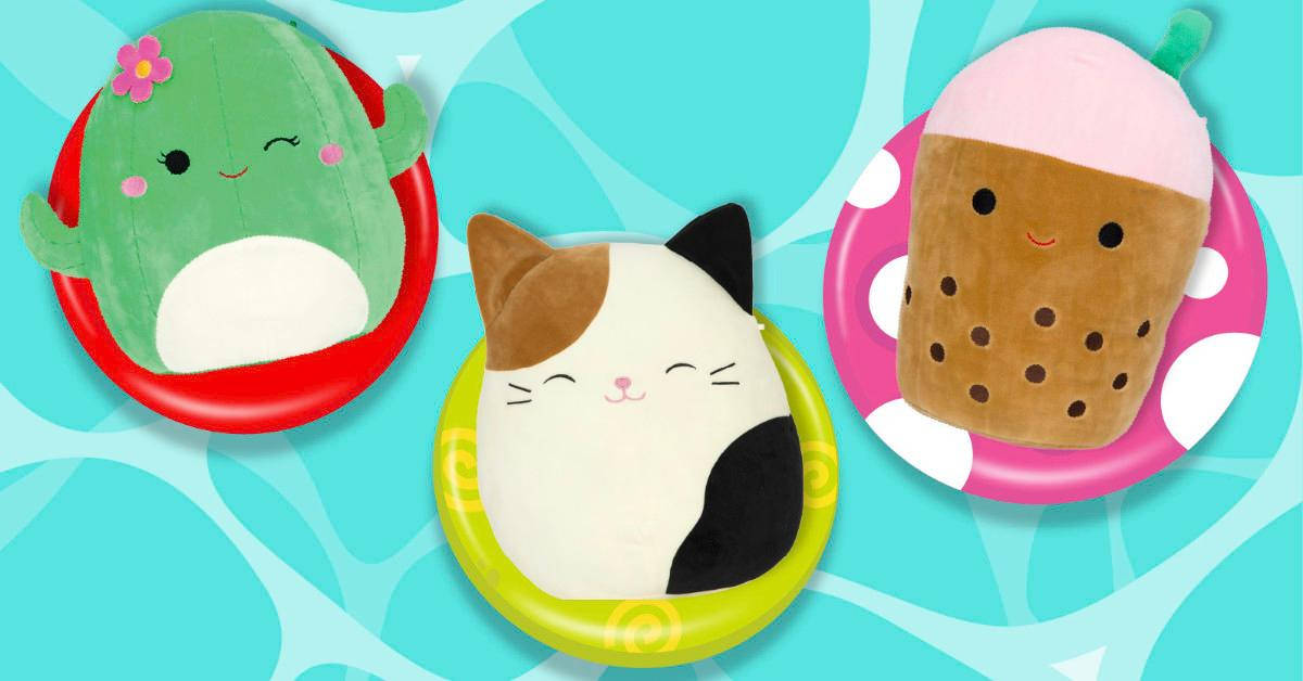 三個毛絨玩具，一個仙人掌貓咪和一個泡泡茶杯在充氣環中。 — Squishmallows 壁紙