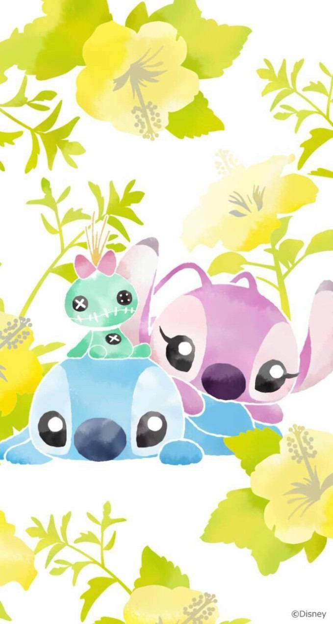 Stitch And Angel 桌布 壁紙 — 三個可愛的迪士尼角色依偎在柔軟的黃色花朵和綠色葉子之間，以水彩風格呈現。