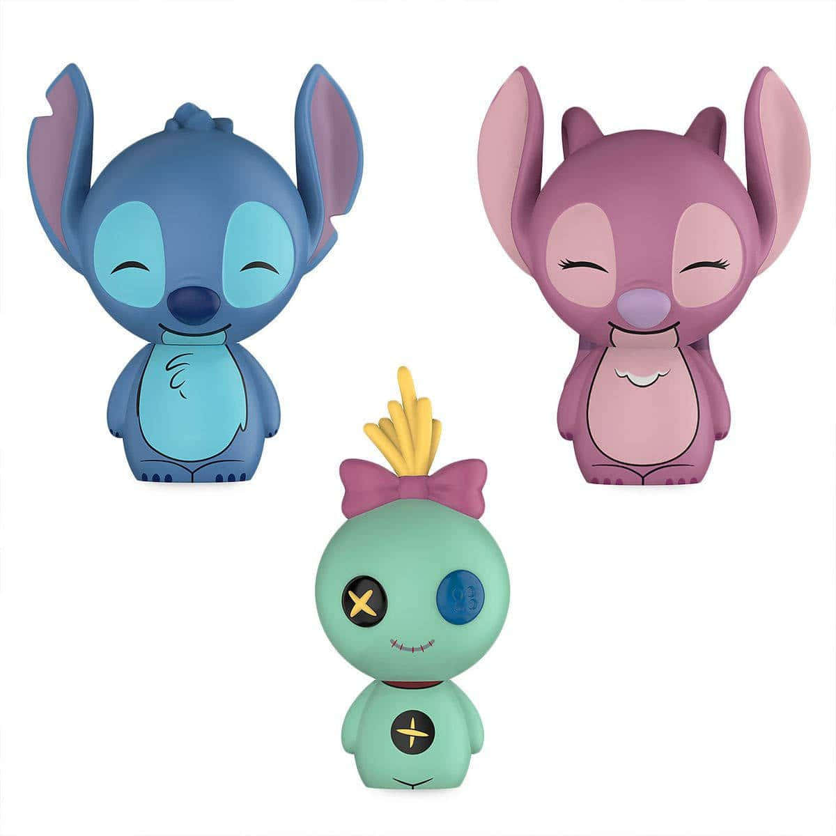 Stitch And Angel 桌布 壁紙 — 三個可愛的風格化迪士尼角色，閉著眼睛，帶著簡單的微笑，背景是純白色。