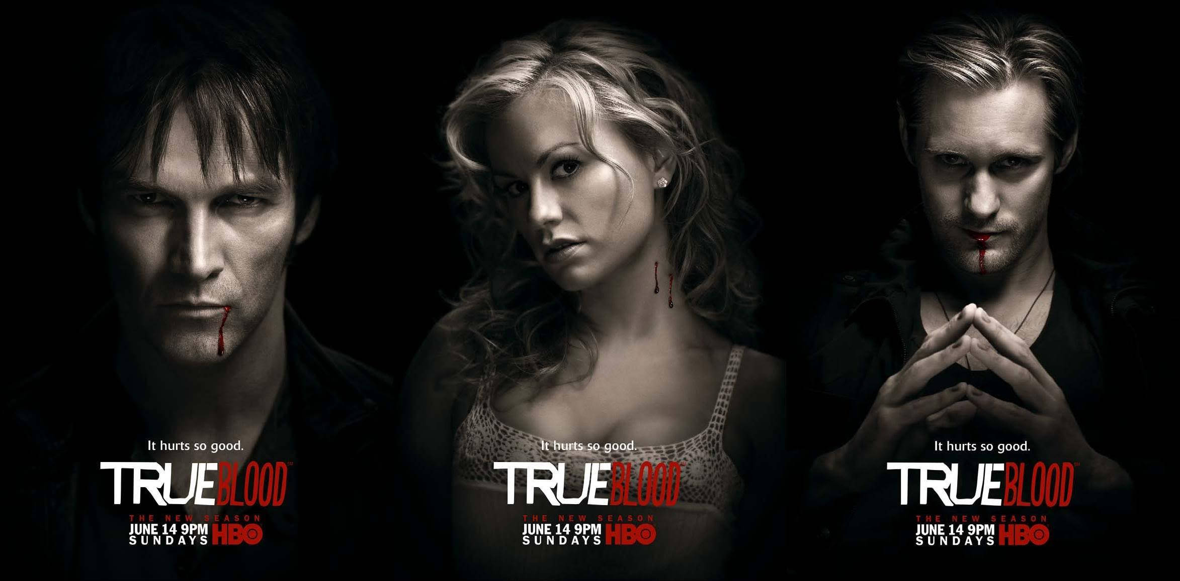 True Blood 桌布 壁紙 — 三個吸血鬼，嘴巴滴著血，在黑色背景和紅色文字前凝視著。