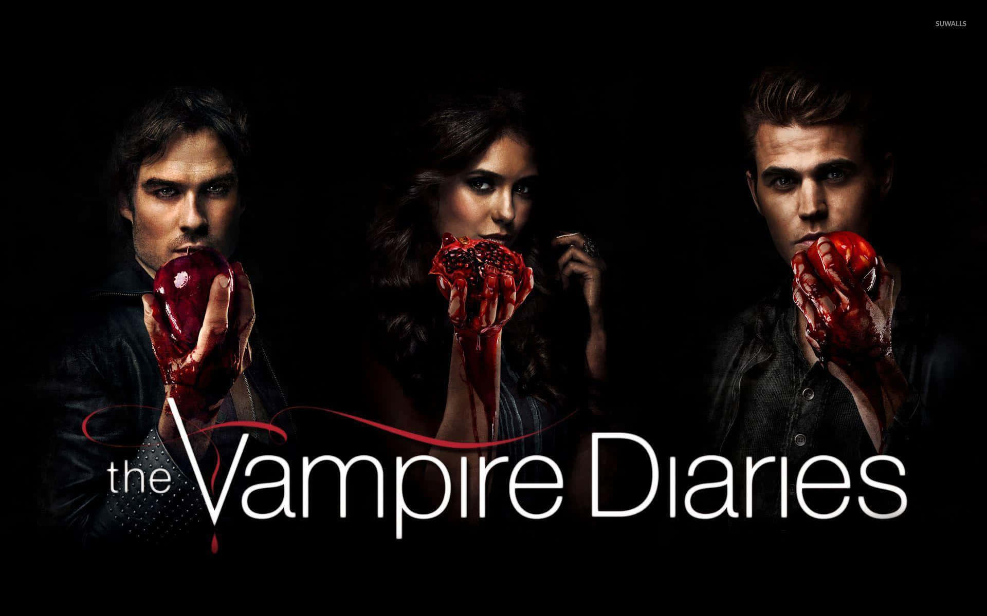 Vampire Diaries Desktop 桌布 壁紙 — 三個吸血鬼手持血淋淋的蘋果，在黑色背景上與節目標題一起凝視。