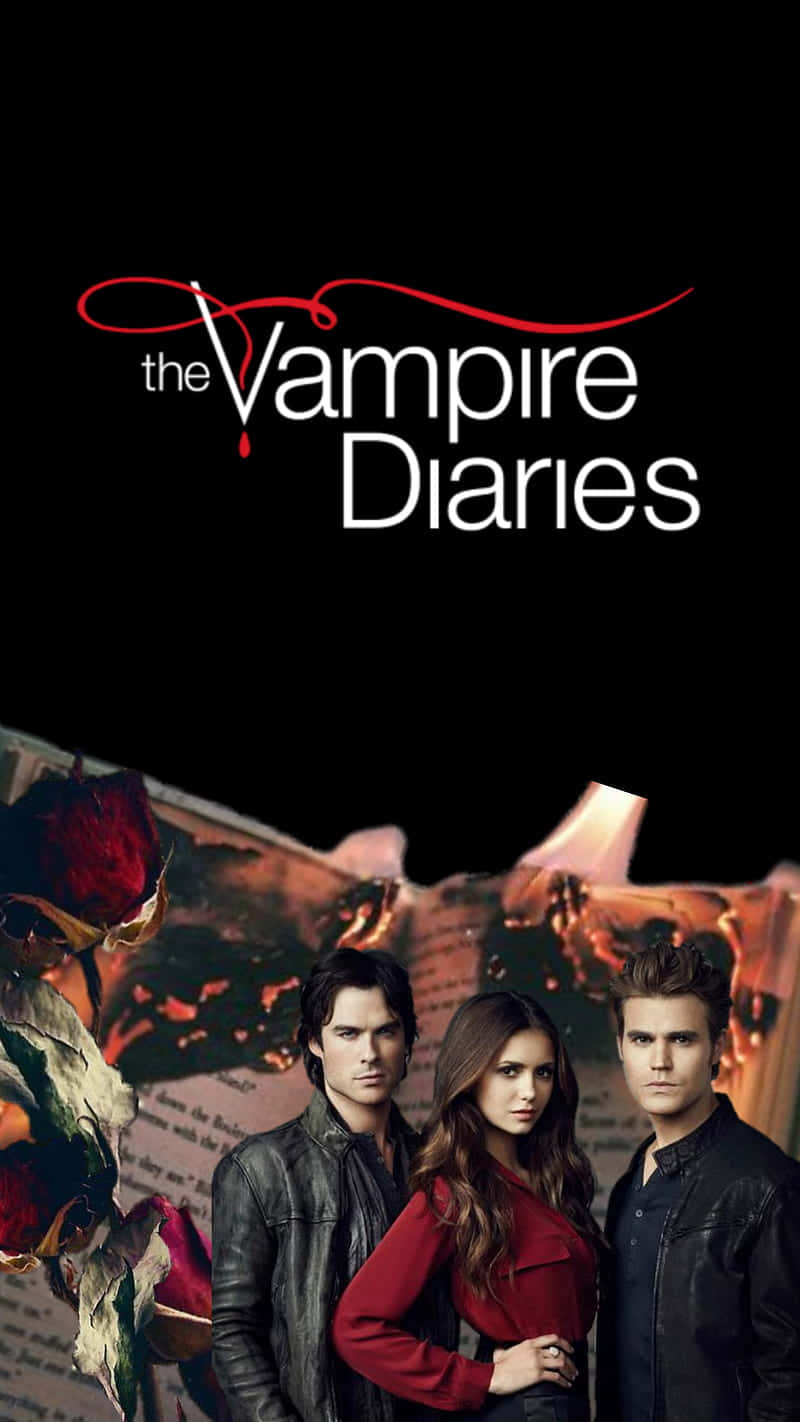 The Vampire Diaries iPhone 桌布 壁紙 — 三個吸血鬼站在燃燒的書本和枯萎的玫瑰前，上方是節目名稱。