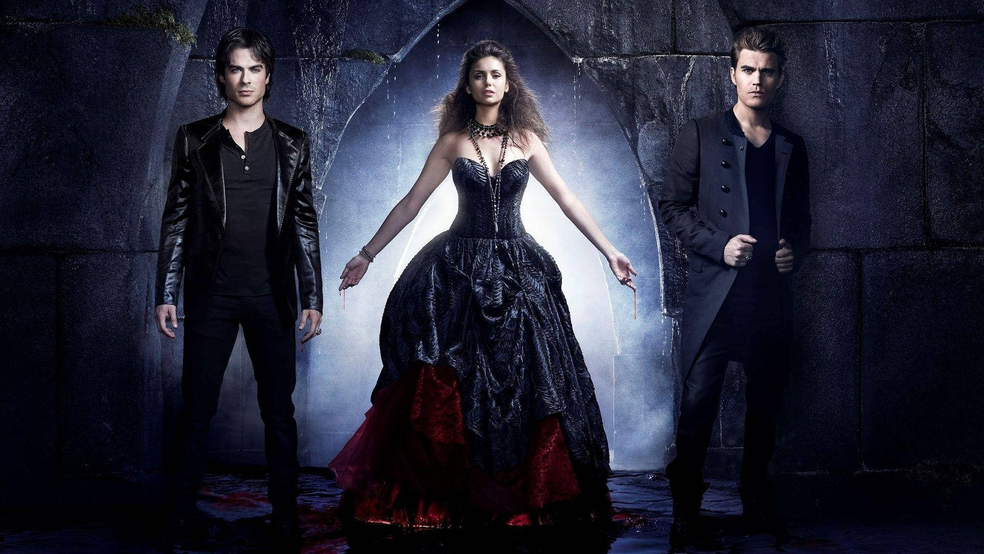 Damon Salvatore 桌布 壁紙 — 三個哥德式人物站在石拱門中，帶有詭異的藍色燈光和地板上的紅色點綴。