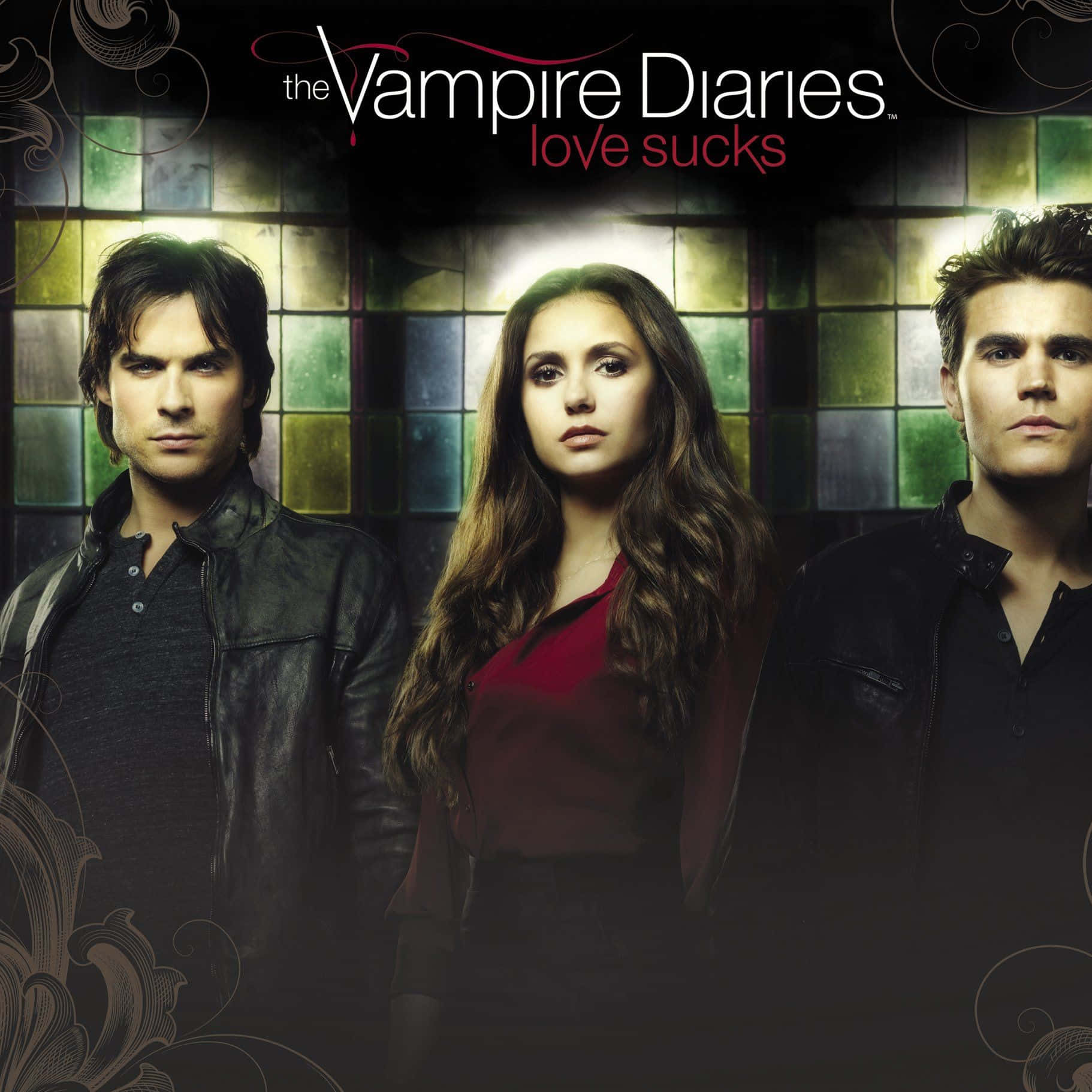 The Vampire Diaries iPhone 桌布 壁紙 — 三個嚴肅的吸血鬼角色站在一個帶有漩渦裝飾邊框的彩繪玻璃窗前。