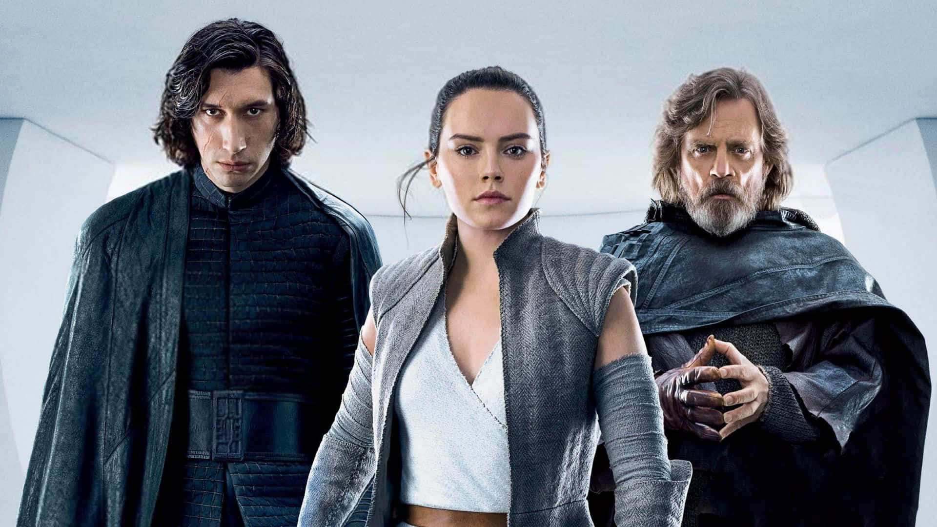 Rey Star Wars 桌布 壁紙 — 三個嚴肅的星際大戰角色站在一個 stark 白色走廊中，表情強烈。