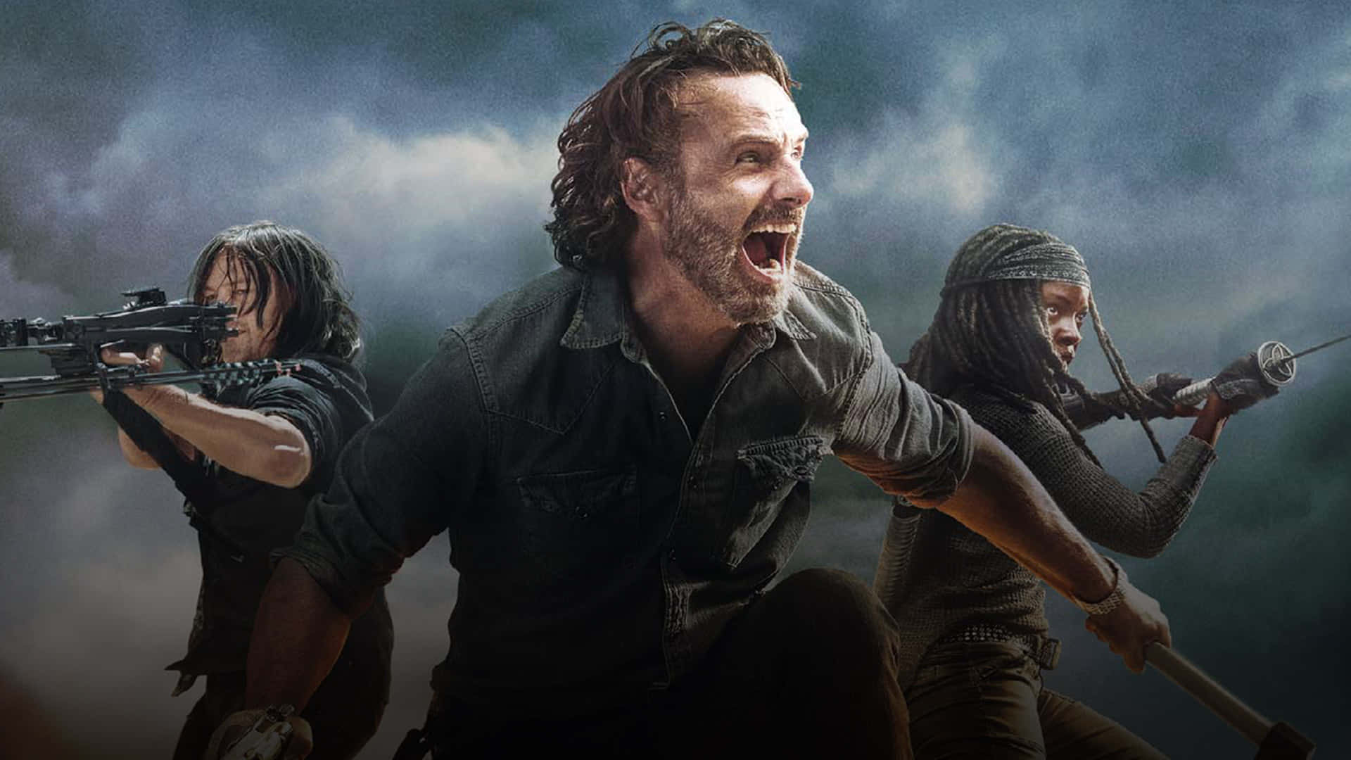 walking dead 桌布 壁紙 — 三個堅定的倖存者在一個粗糙的後末日世界中，手持武器衝向暴風雨的天空。