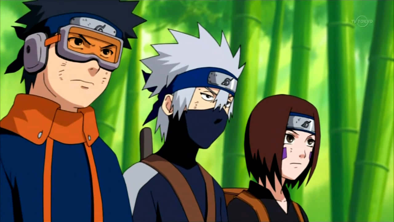 Kakashi And Rin 桌布 壁紙 — 三個堅定的動畫忍者站在充滿活力的綠色竹林裡，表情嚴肅。