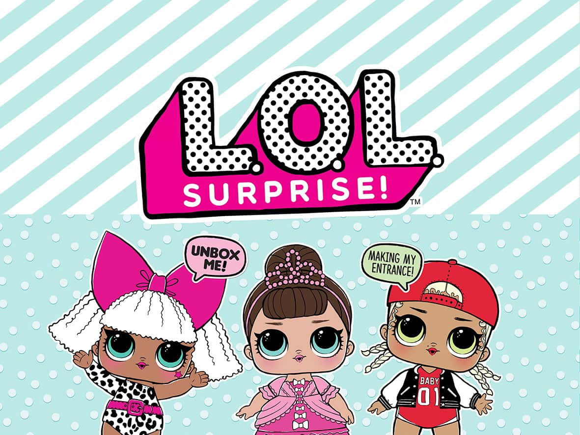 Lol Dolls 桌布 壁紙 — 三個大眼、穿著俏皮服裝的LOL Surprise公仔，在條紋和圓點背景前擺姿勢。