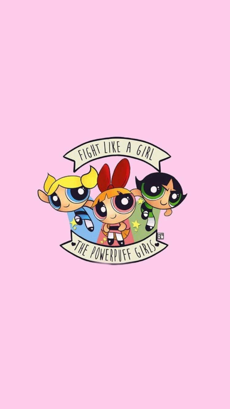 Powerpuff Girls Aesthetic 桌布 壁紙 — 三個大眼睛、彩色頭髮的卡通女孩站在粉紅色背景上，下方有寫著「Fight Like a Girl」的橫幅。