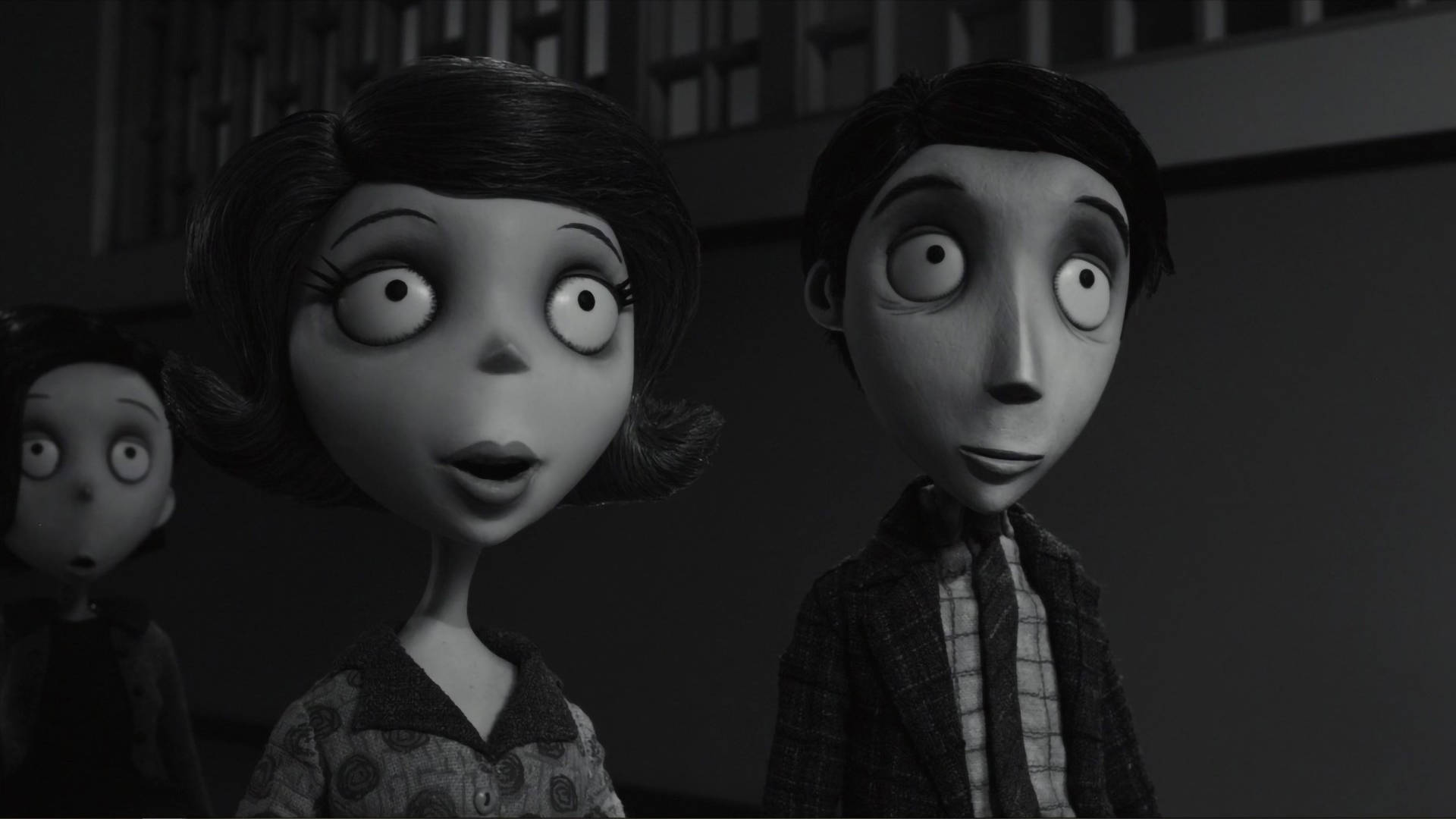 Frankenweenie 桌布 壁紙 — 三個大眼睛的動畫角色在昏暗的室內場景中震驚地凝視。