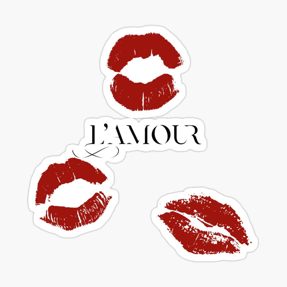 Kisses 桌布 壁紙 — 三個大膽的紅色唇膏吻痕圍繞著「l'amour」這個詞，背景是乾淨的白色。