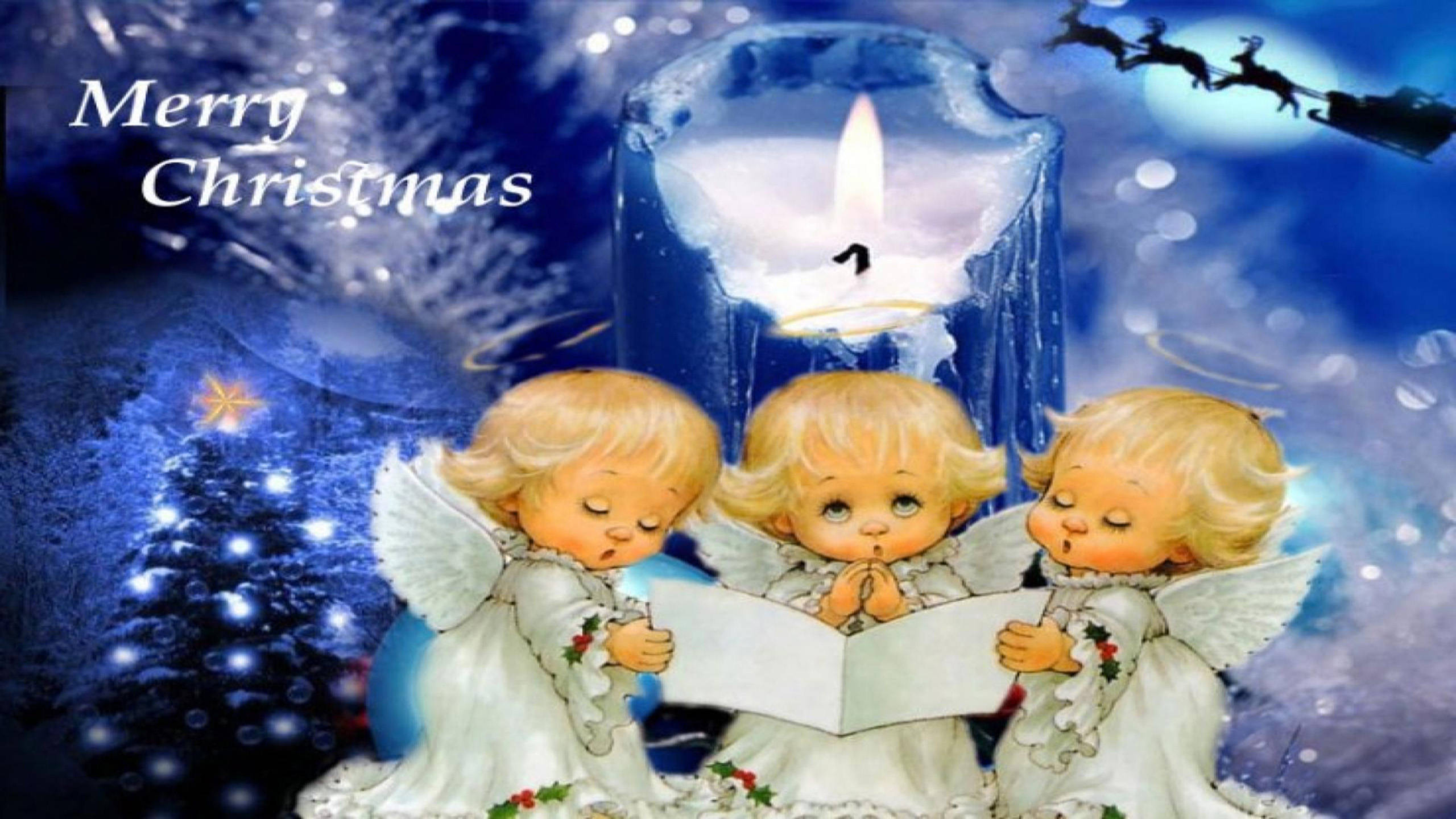 angels 桌布 壁紙 — 三個天使般的孩子穿著白色長袍，在發光的蠟燭旁唱歌，背景是雪白的藍色聖誕夜和聖誕老人的雪橇。