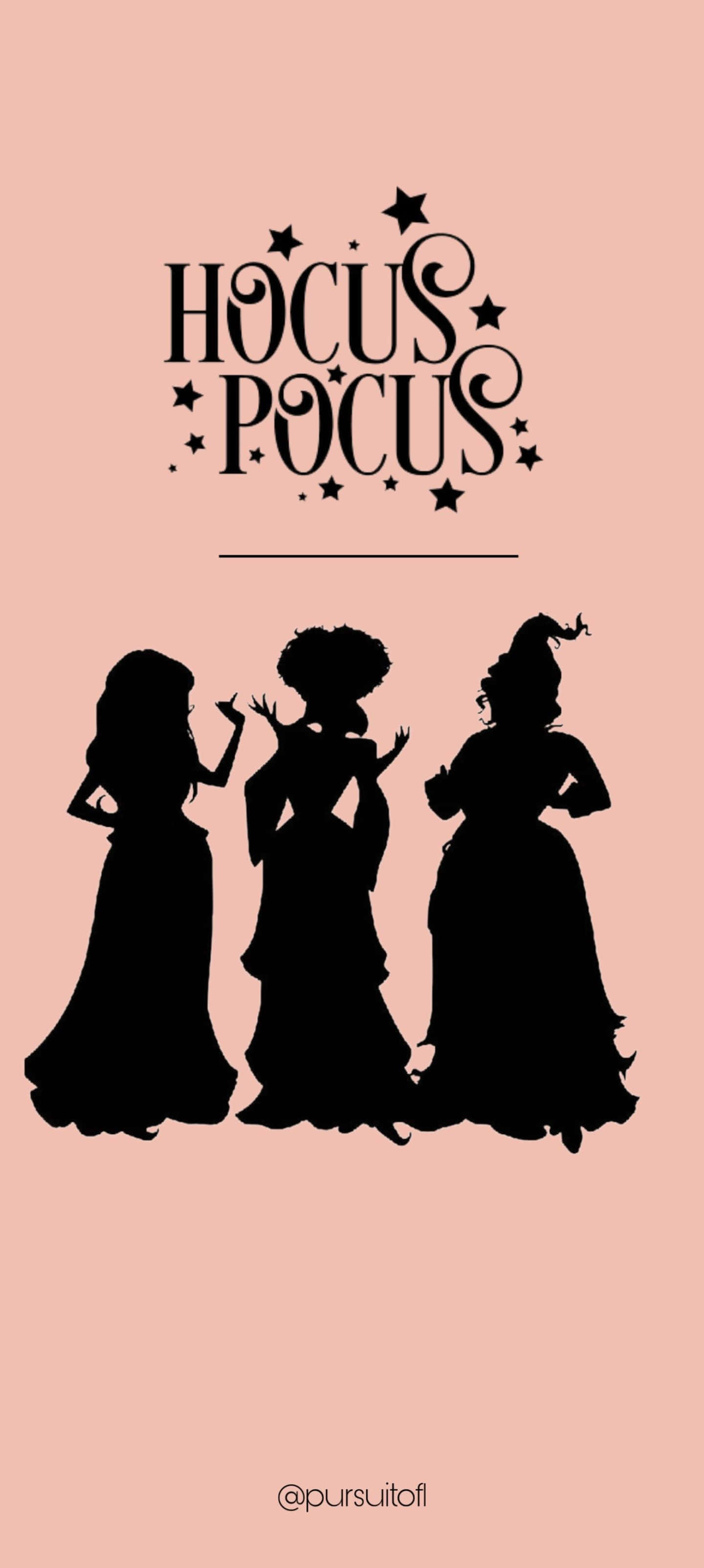 Hocus Pocus 桌布 壁紙 — 三個女巫剪影站在 'Hocus Pocus' 標題下方，背景為柔和粉紅色。