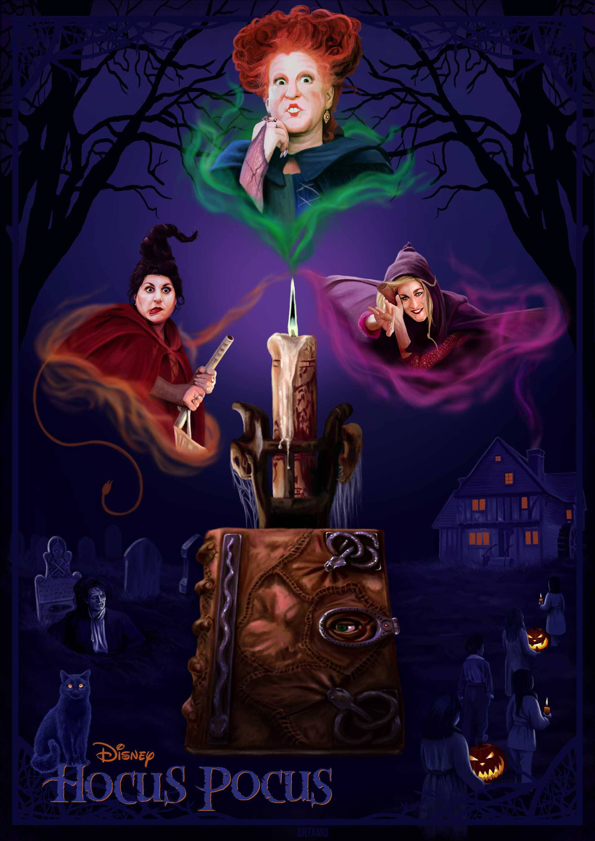Hocus Pocus 桌布 壁紙 — 三個女巫漂浮在蠟燭和魔法書周圍，營造出一個陰森恐怖的萬聖節夜晚場景，並有鬼屋和墓地。