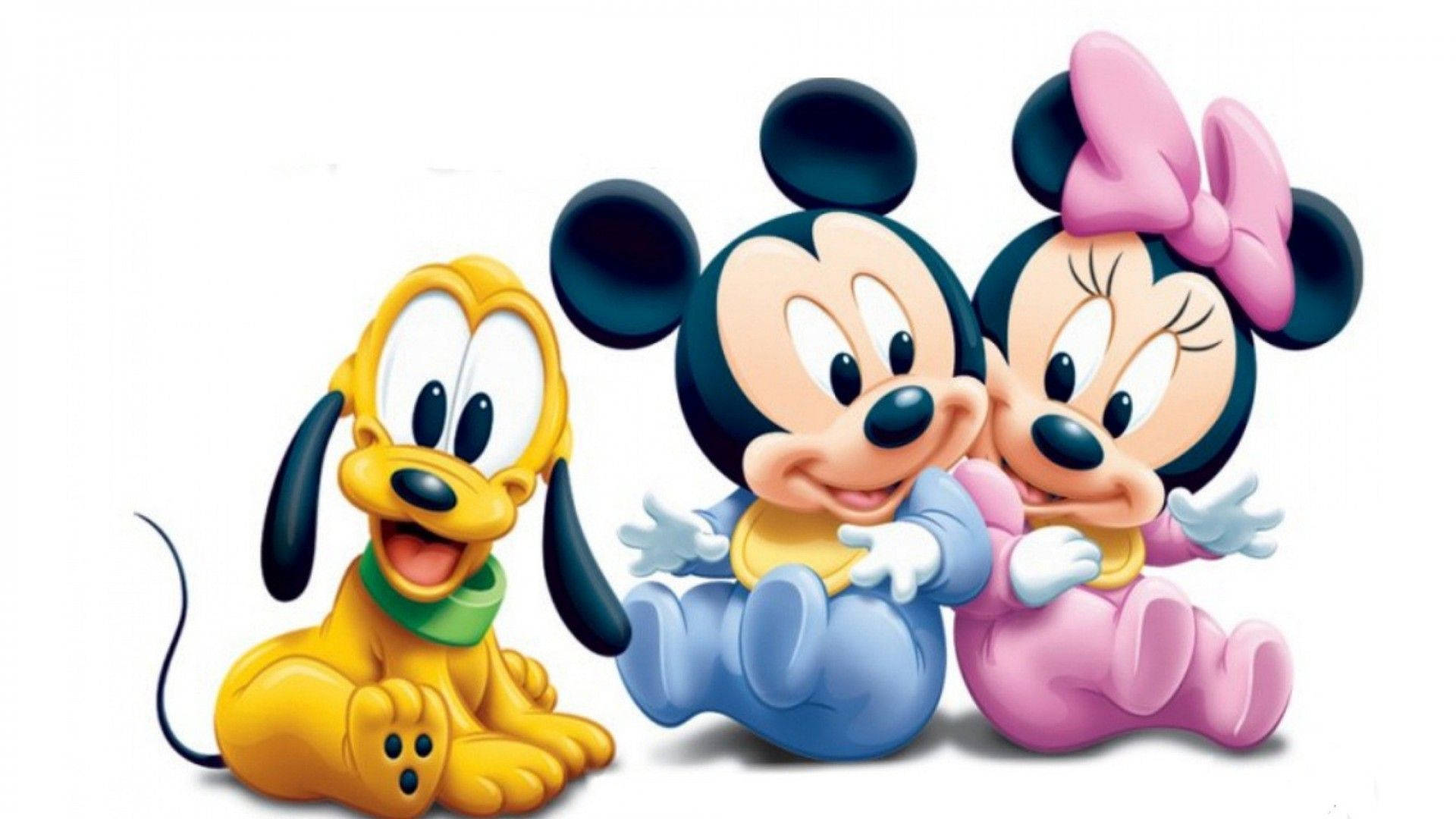 minnie 桌布 壁紙 — 三個嬰兒卡通角色米奇米妮和布魯托坐在一起，對著純白背景燦爛微笑。