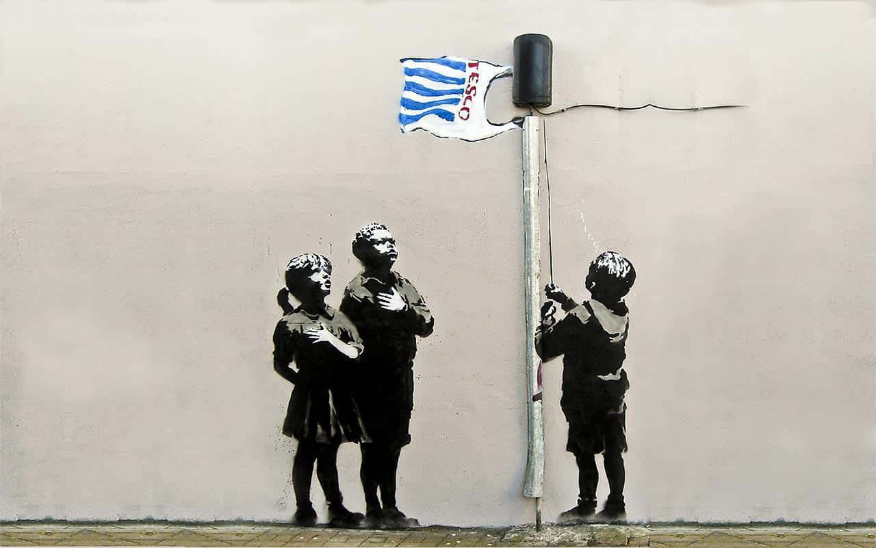 Banksy 桌布 壁紙 — 三個孩子凝視著一根桿子上飄揚的Tesco旗幟，背景是素牆。