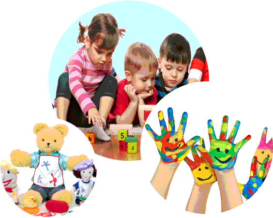 小孩動圖 桌布 壁紙 — 三個孩子和塗漆的手在明亮的藍色背景前玩色彩繽紛的積木和玩具。