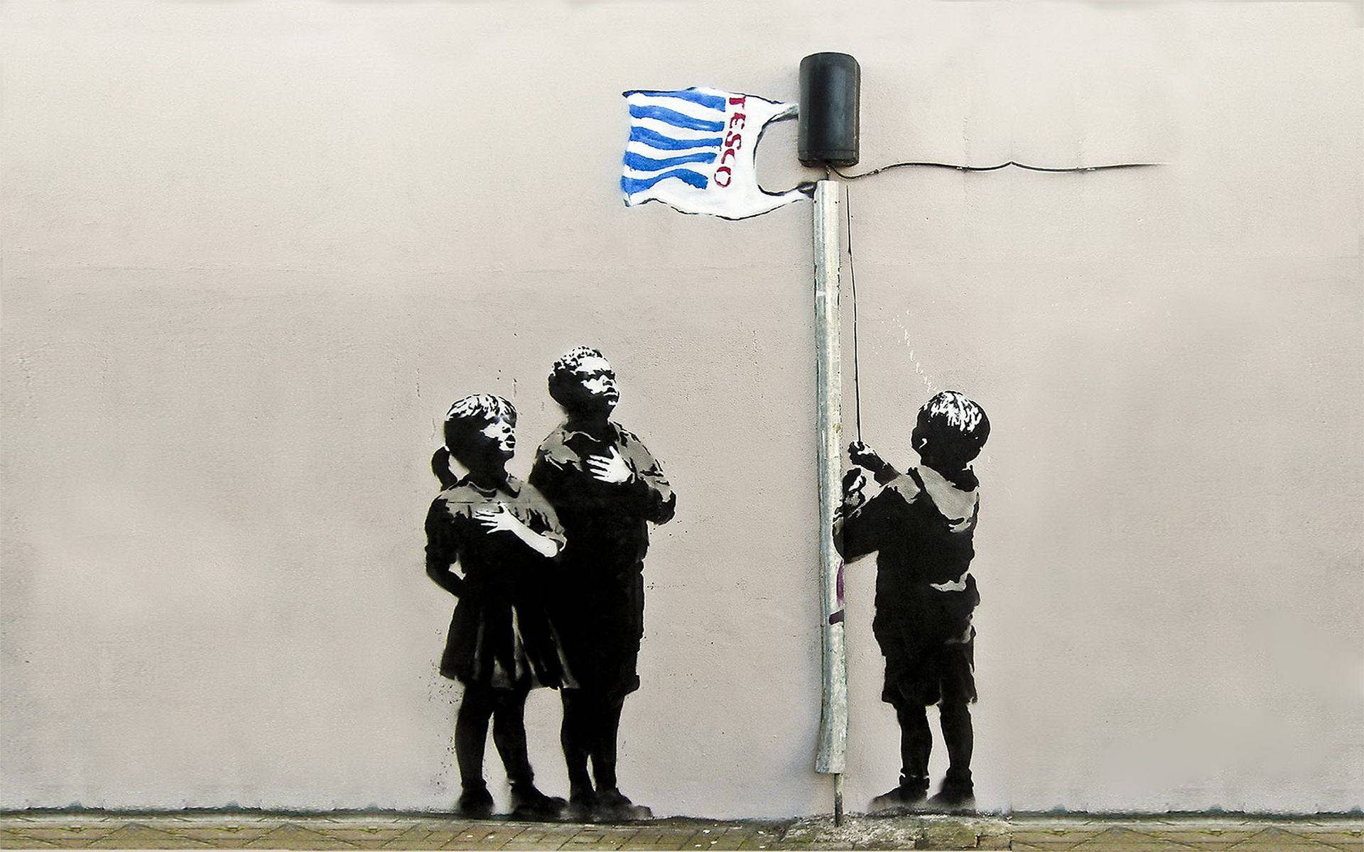 Banksy 桌布 壁紙 — 三個孩子抬頭望向一支旗杆，上面掛著藍白條紋的Tesco旗幟，背景是素牆。