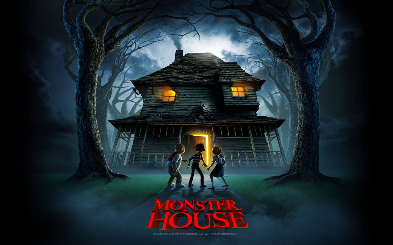 Monster House 桌布 壁紙 — 三個孩子站在一個陰森鬼屋前，鬼屋的窗戶發著光，背景是黑暗風暴的天空，周圍環繞著扭曲的樹木。